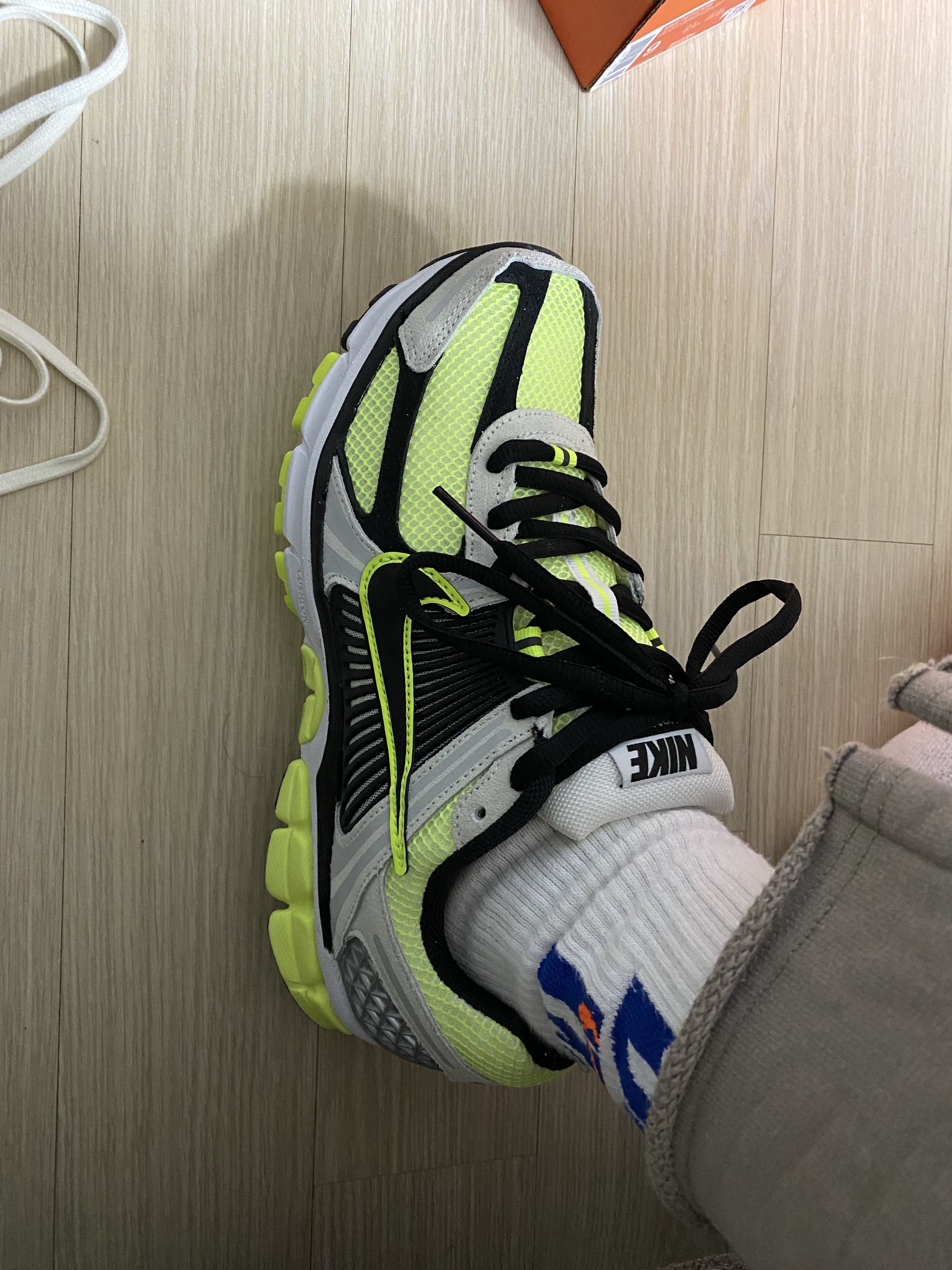 Nike Zoom Vomero 5 Volt Metallic Platinum 착용 스타일