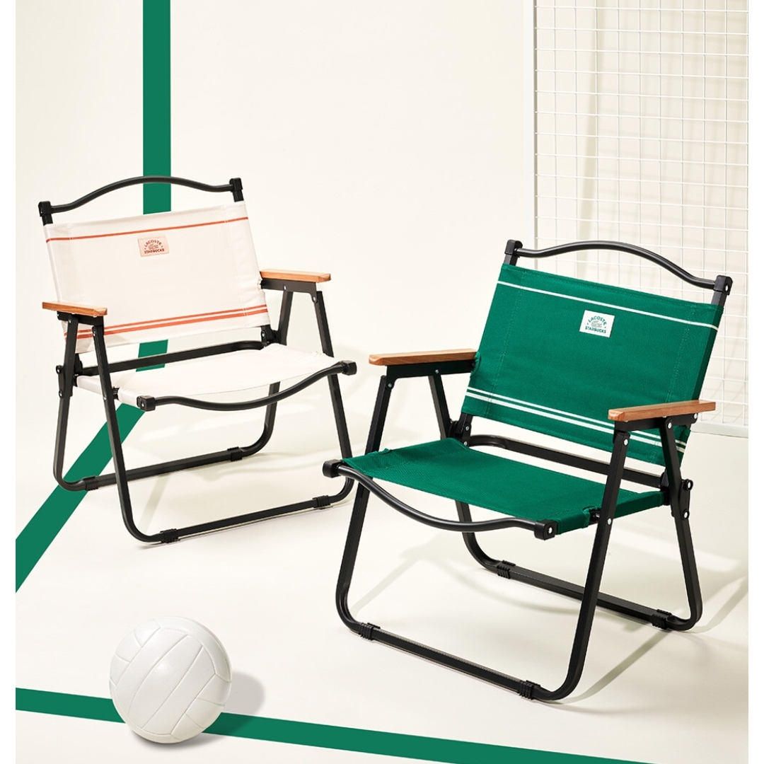 Starbucks  x Lacoste Wide Folding Chair Green, Starbucks x Lacoste Trent Towel Green 착용 스타일 - 2