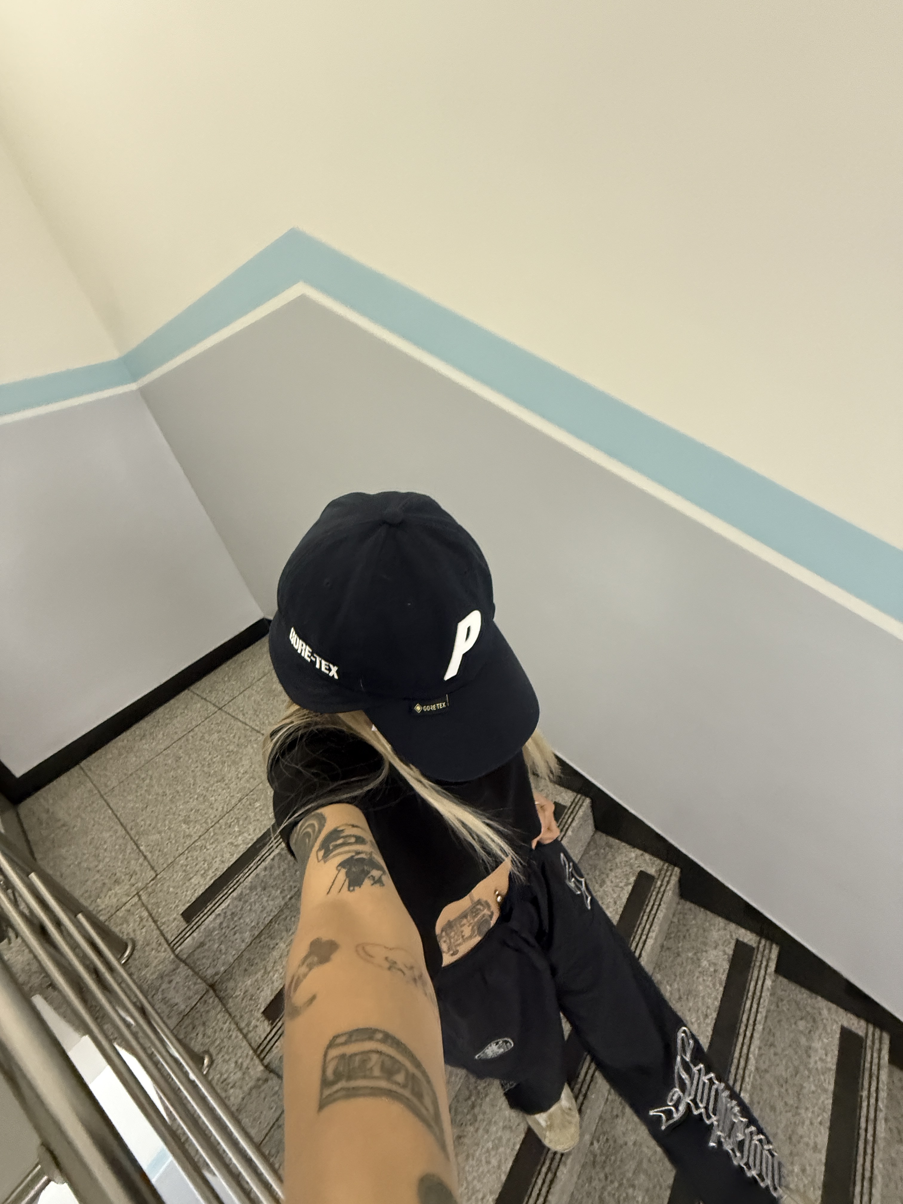 Supreme Old English Track Pants Black - 25SS 착용 스타일