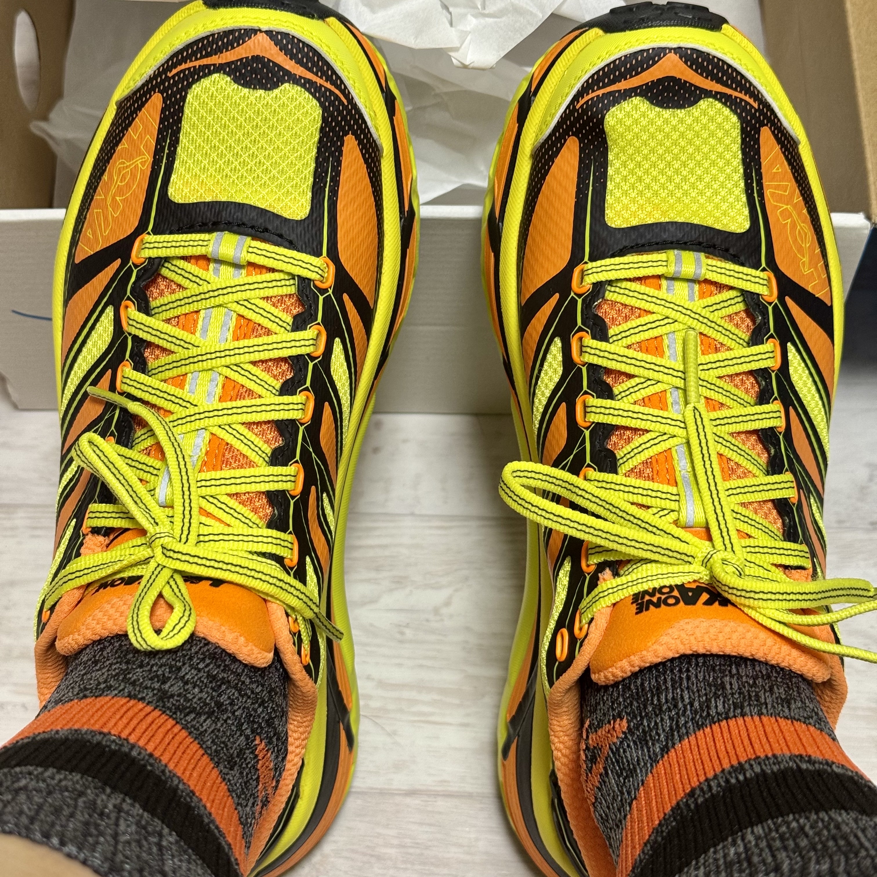 Hoka Mafate Speed 2 Electric Tangerine Citrus 착용 스타일 - 3