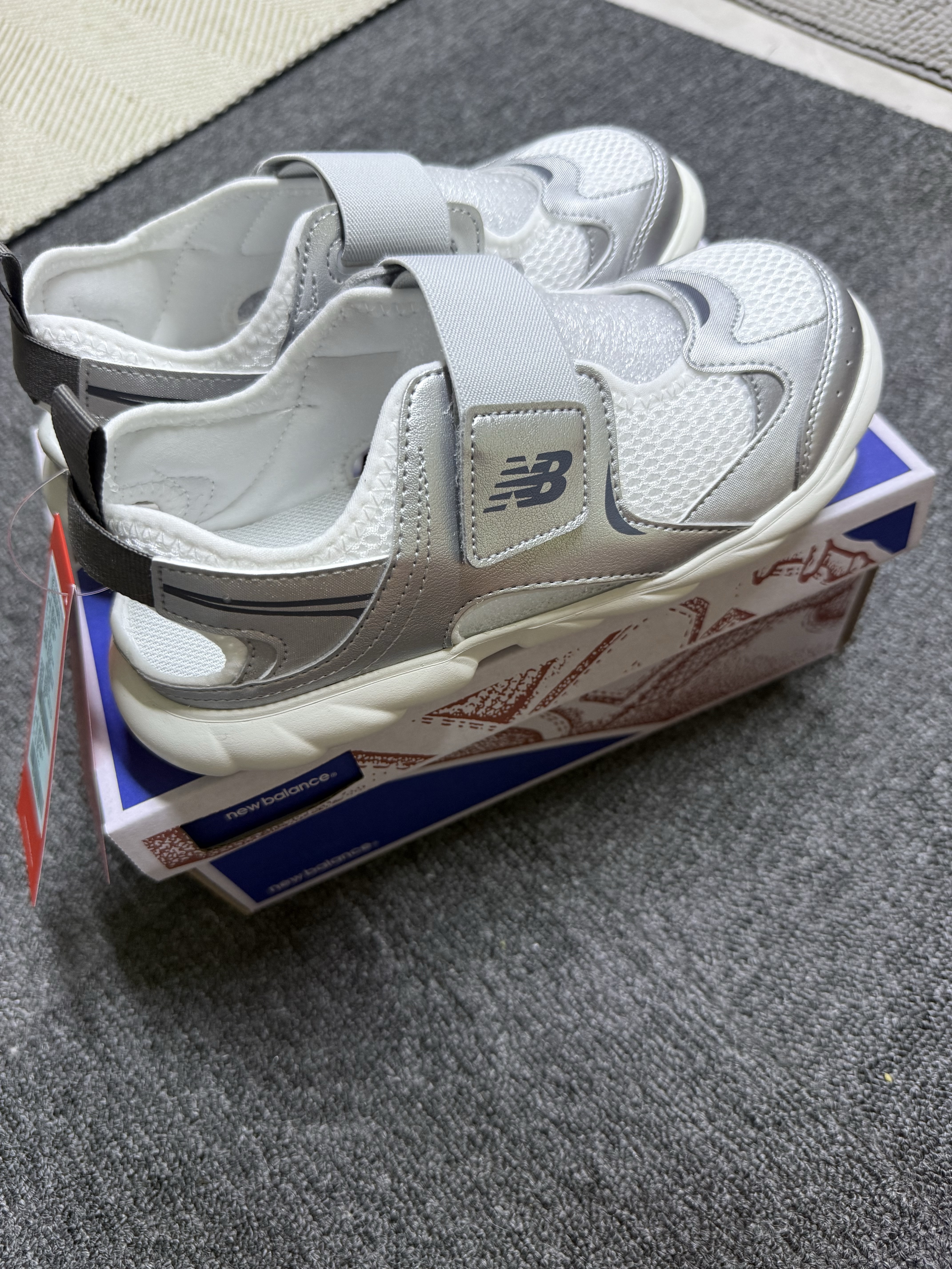 (Kids) New Balance Freedle 920 Sandal Silver 착용 스타일 - 1