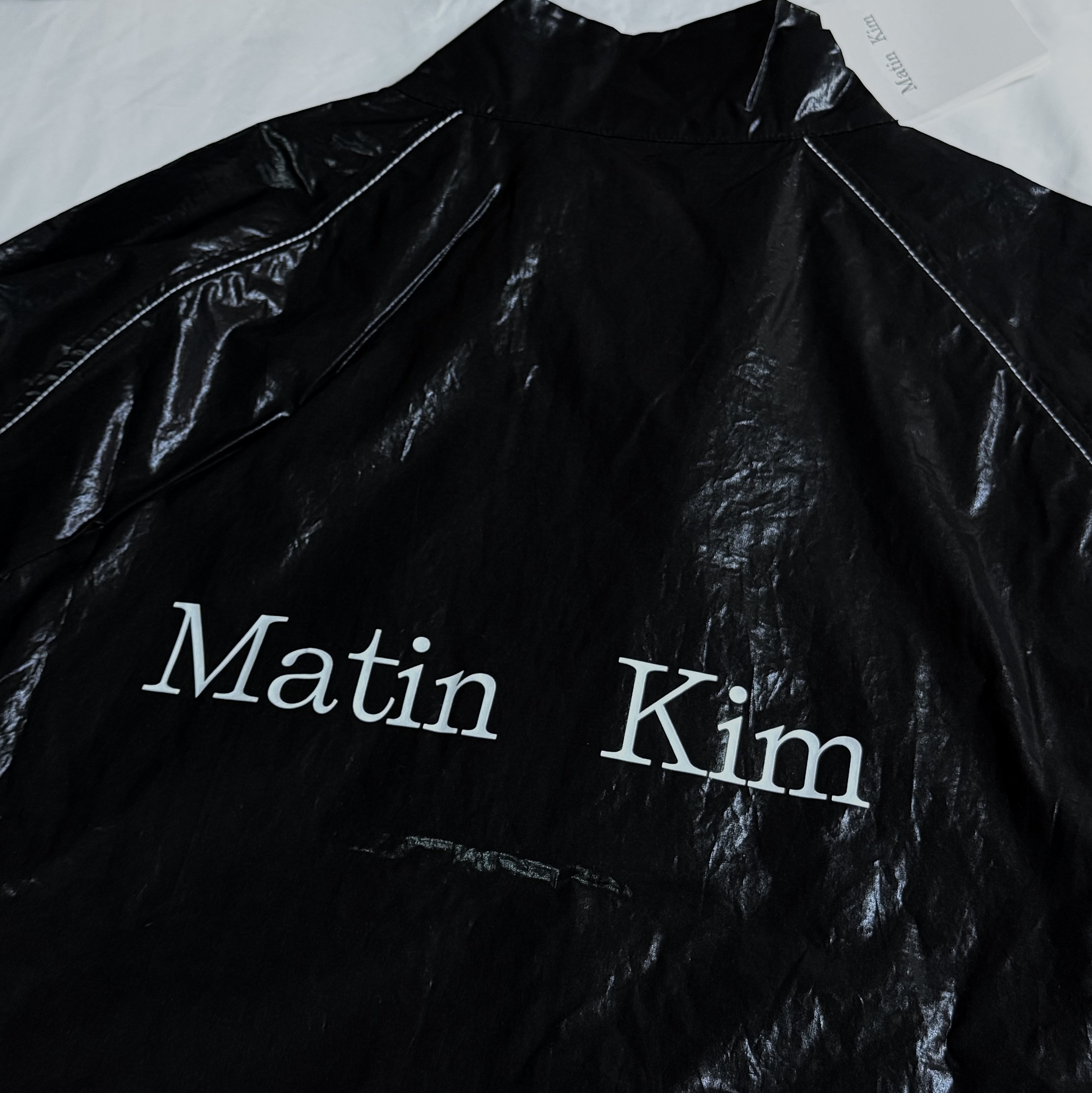(W) Matin Kim Logo Coating Jumper Black 착용 스타일 - 5