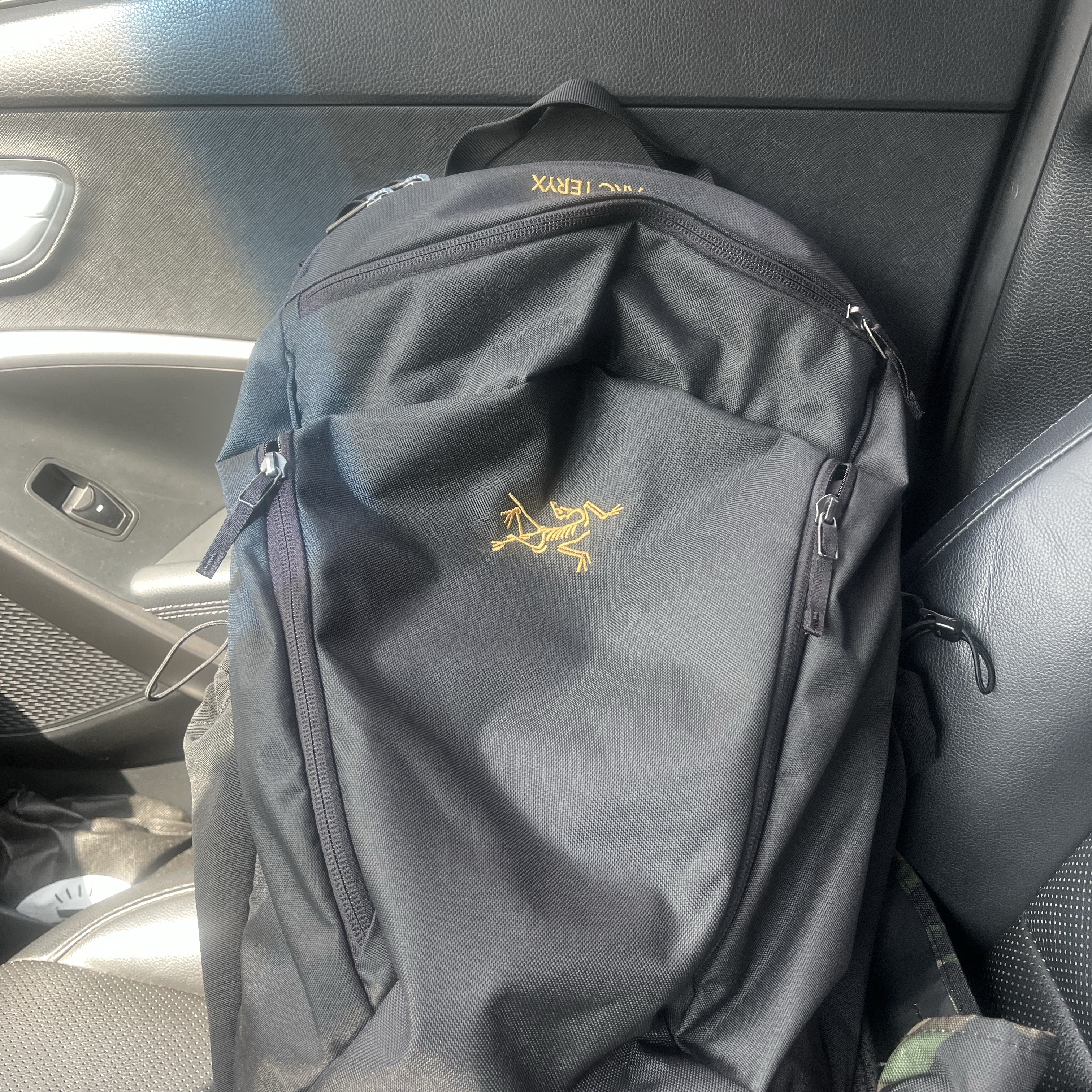 Arc'teryx Mantis 26 Backpack Black 착용 스타일