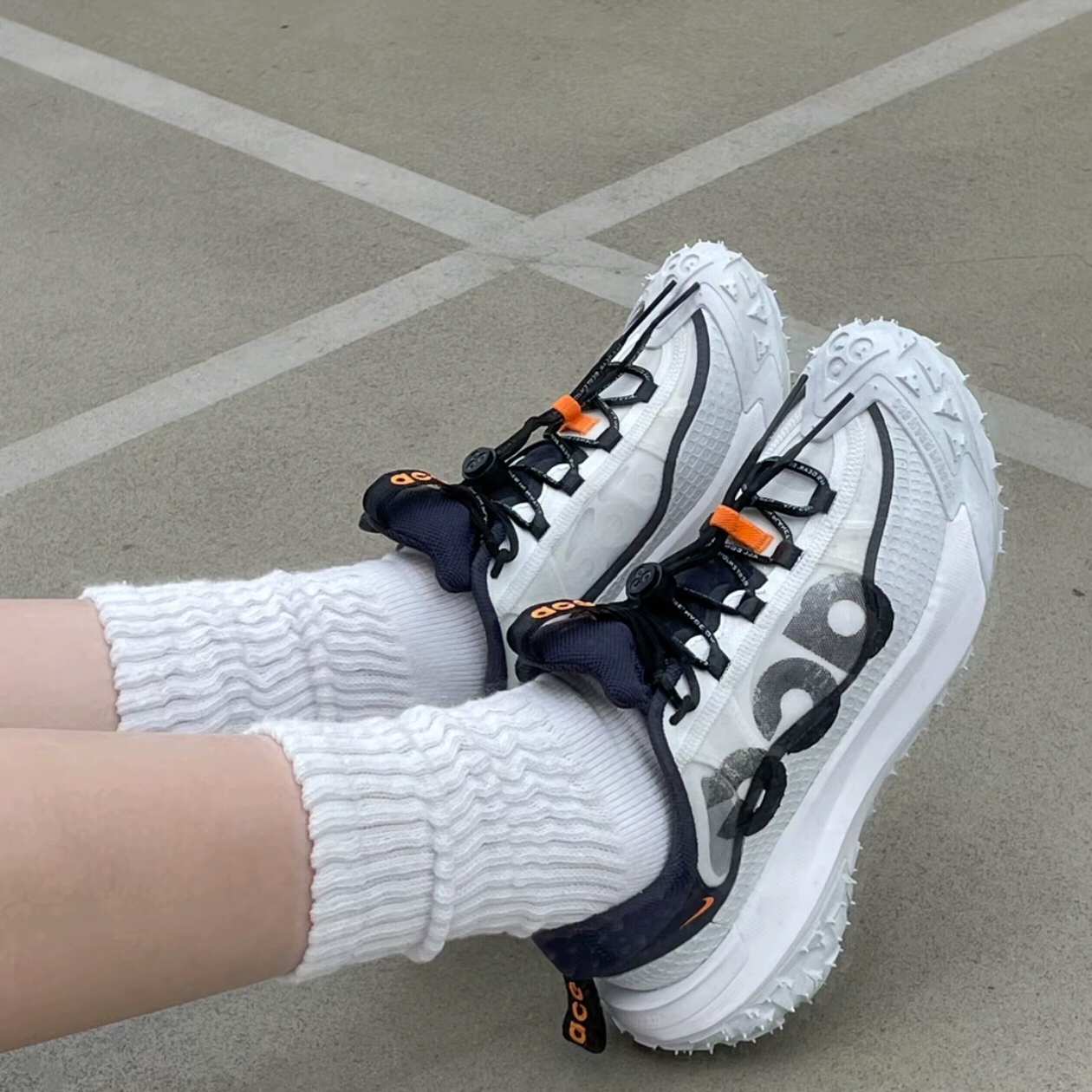 Nike ACG Mountain Fly 2 Low Summit White and Bright Mandarin 착용 스타일 - 1