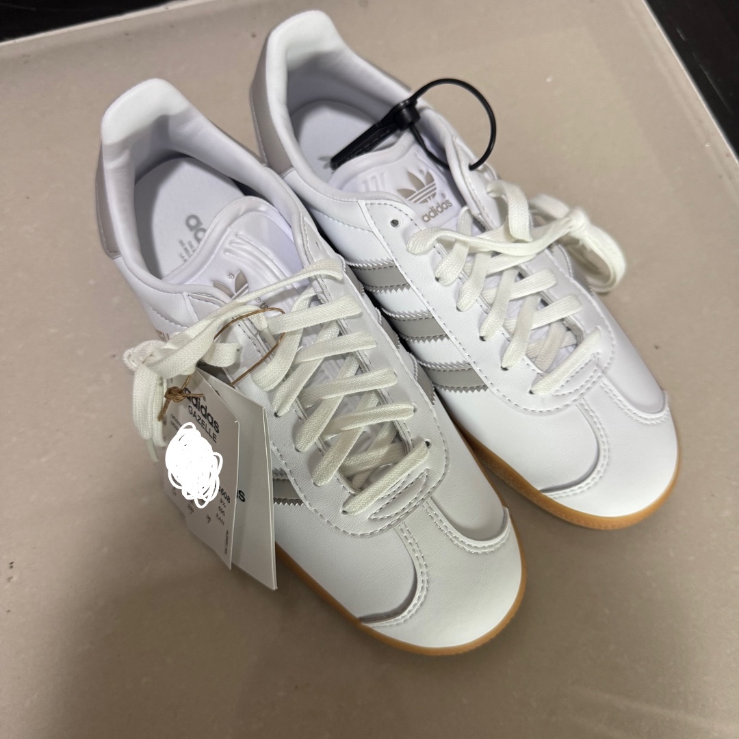 Adidas Gazelle White Grey 착용 스타일 - 2