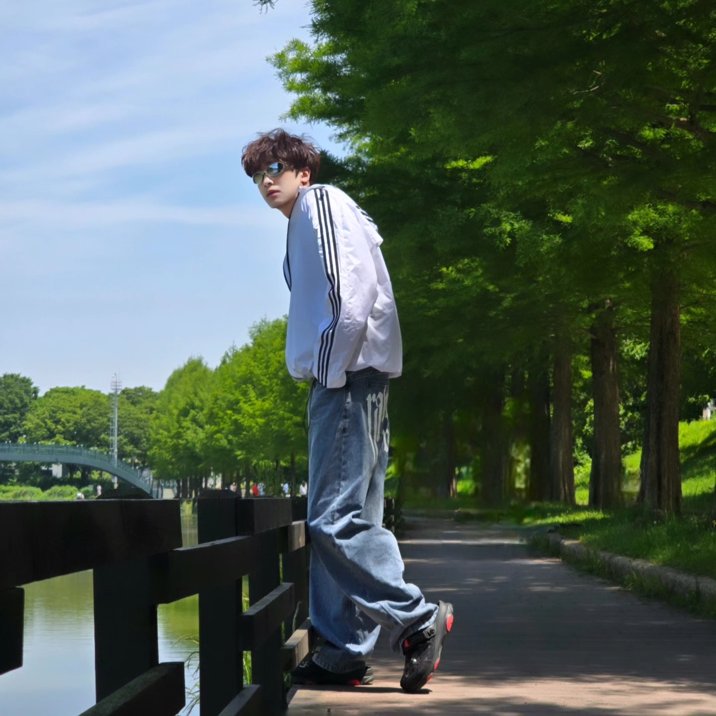 Adidas Essential 3S Woven Windbreaker Jacket White - KR Sizing, NOMANUAL Raw Vision Denim Pants White Blue 착용 스타일 - 6