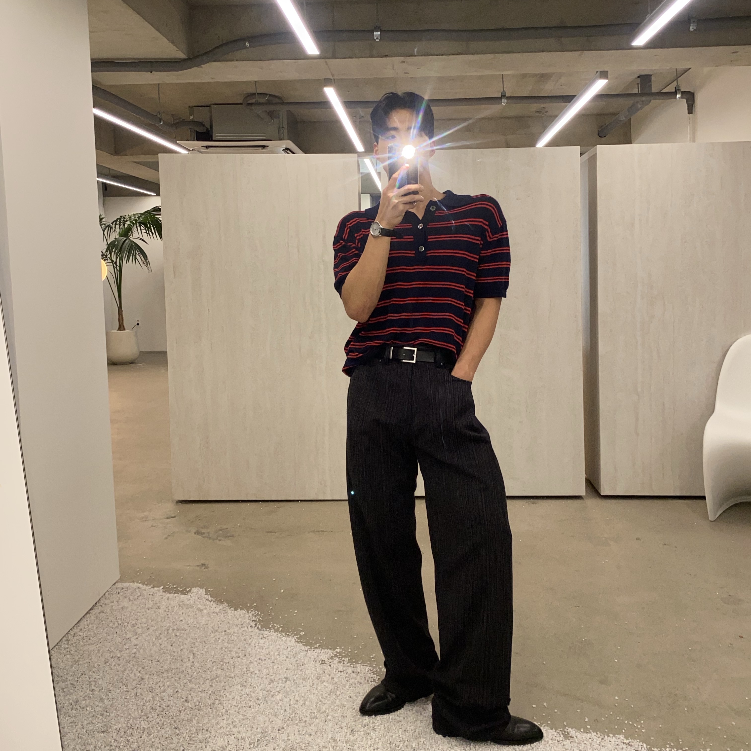 Haleine Striped Boucle Polo Knit Navy Red, Haleine Twisted Slub Stripe Pants Charcoal 착용 스타일 - 2