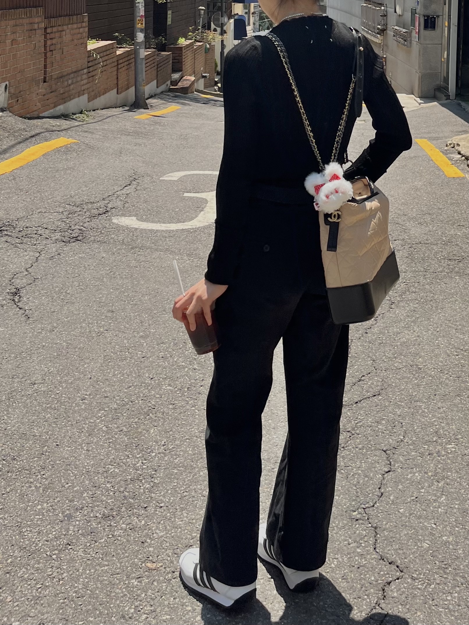 Chanel Gabrielle Large Hobo Bag Aged Calfskin & Gold Beige Black, Adidas Country II Cloud White Core Black 착용 스타일 - 2