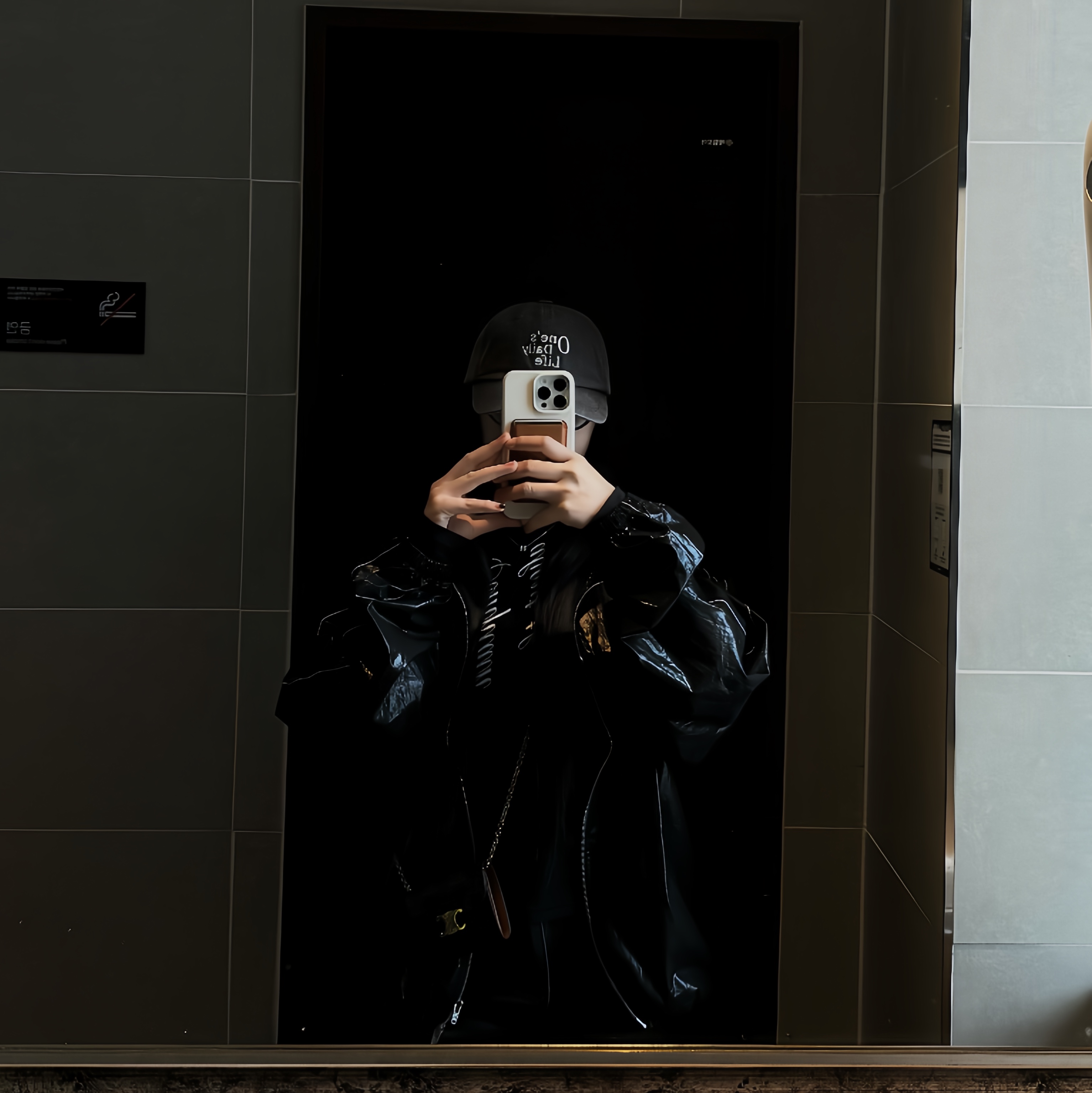 (W) Matin Kim Logo Coating Jumper Black 착용 스타일 - 2