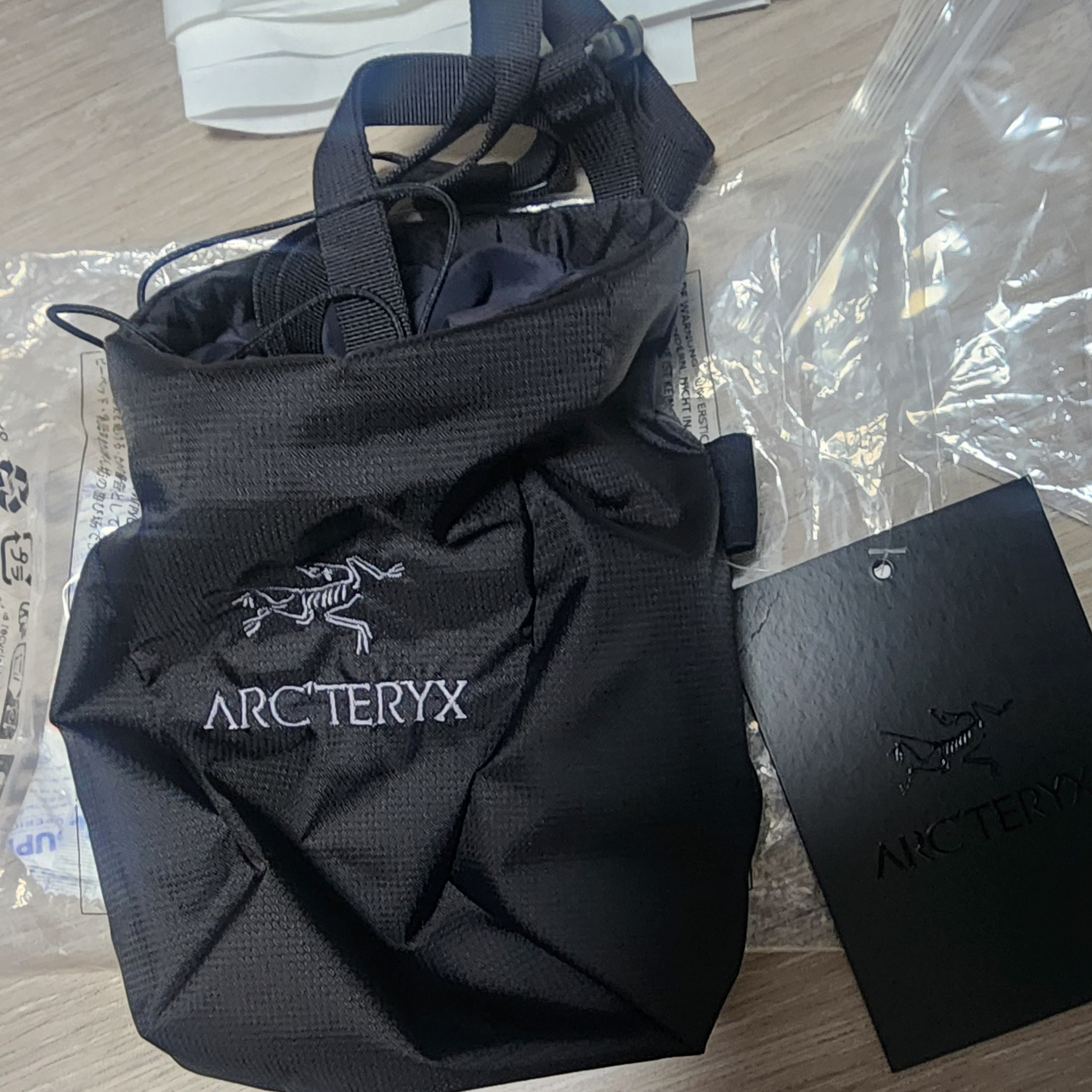 Arc'teryx Ion Lightweight Chalk Bag Black 착용 스타일
