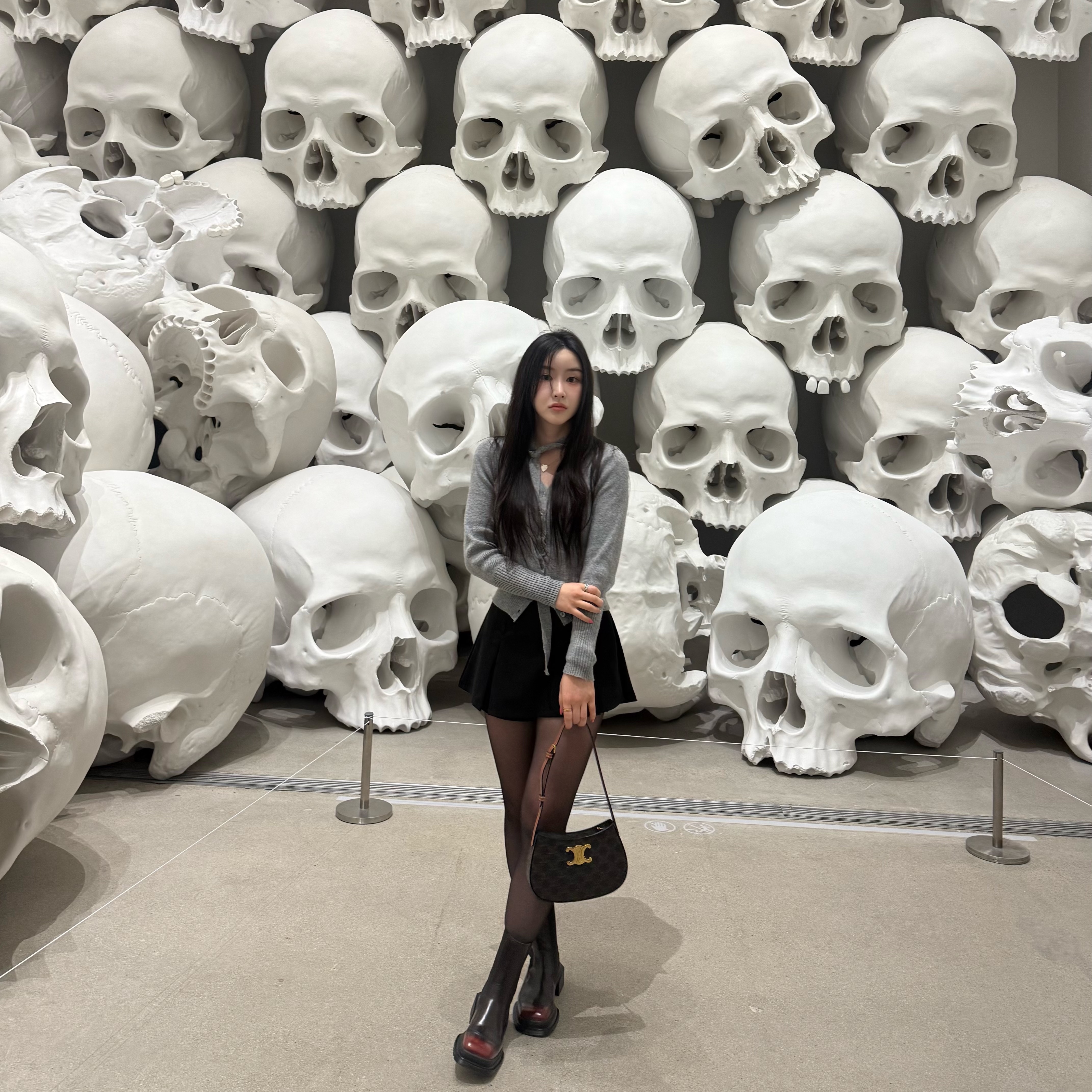 Celine Mini Ava in Triomphe Canvas and Calfskin Tan, Celine Medium Ava Chain in Smooth Calfskin Black 착용 스타일 - 3