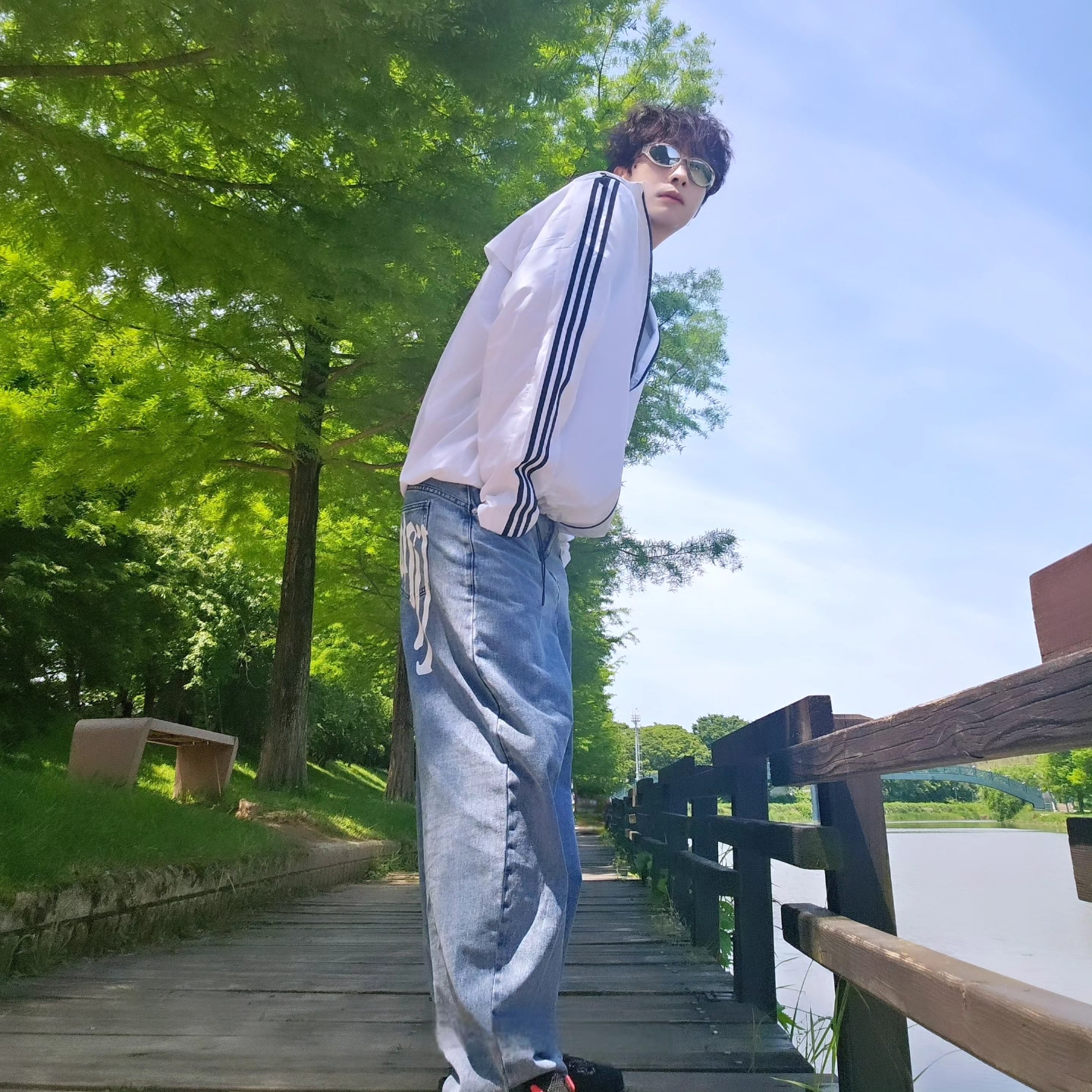 Adidas Essential 3S Woven Windbreaker Jacket White - KR Sizing, NOMANUAL Raw Vision Denim Pants White Blue 착용 스타일 - 4