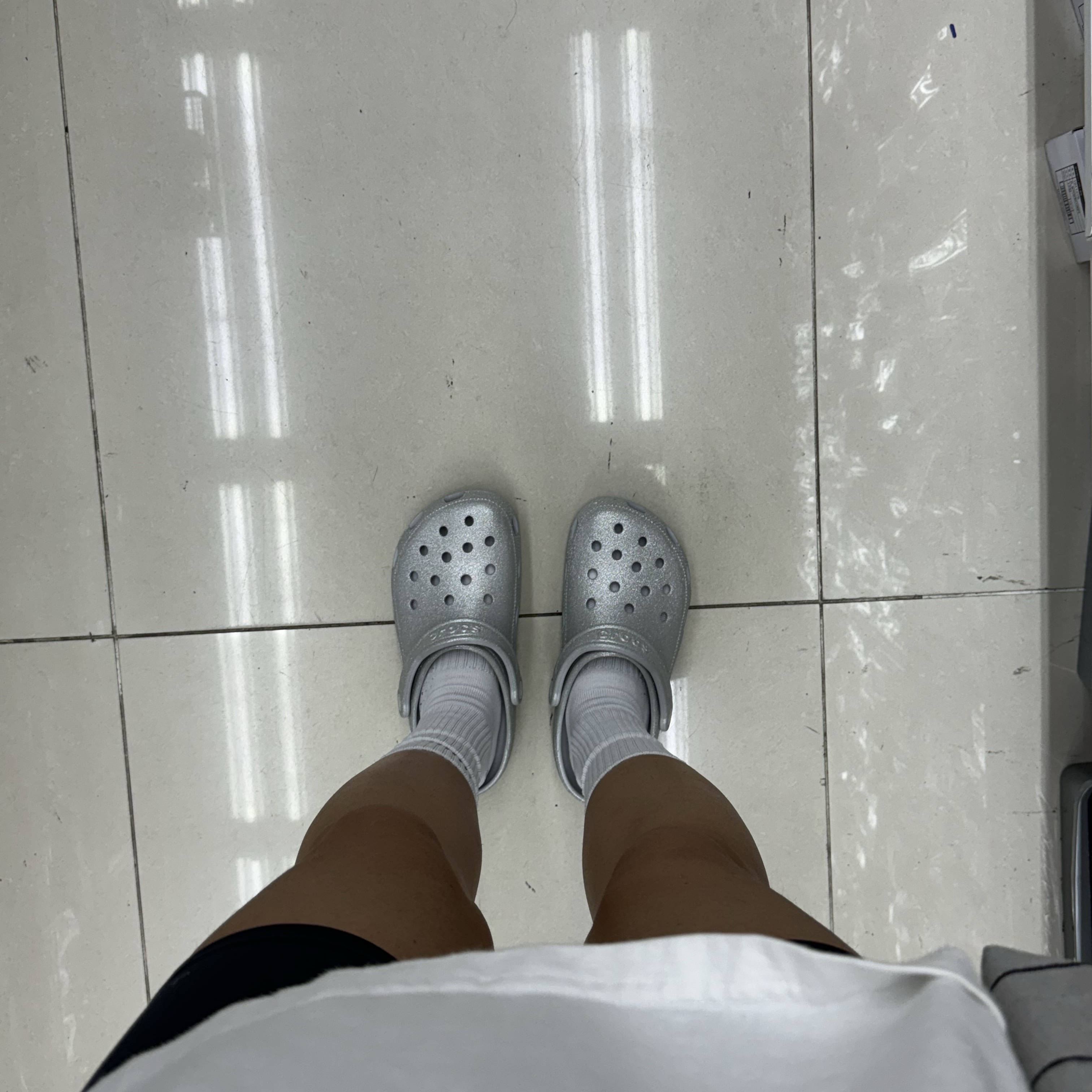 Crocs Classic Glitter Clog Silver 착용 스타일