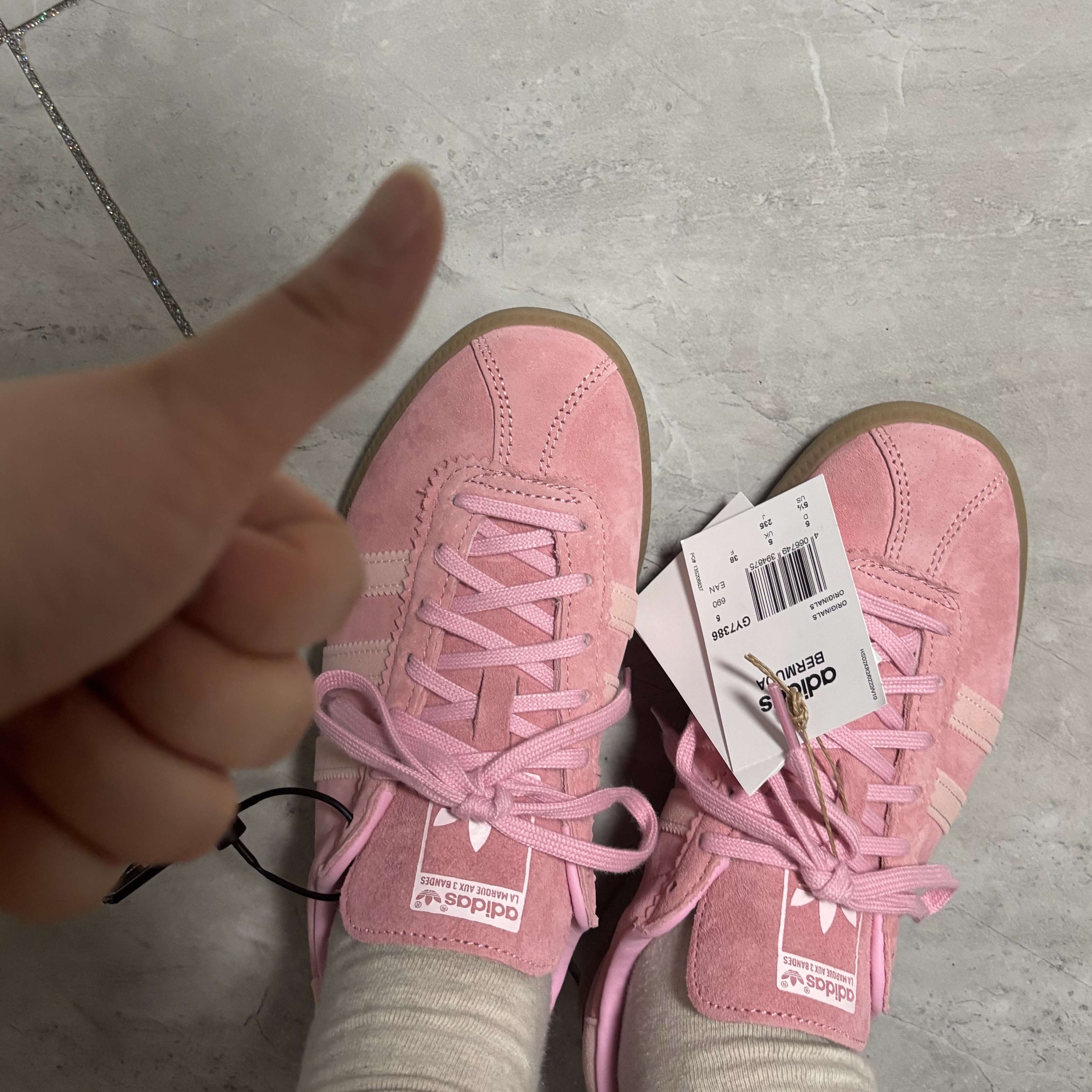 Adidas Bermuda Glow Pink 착용 스타일