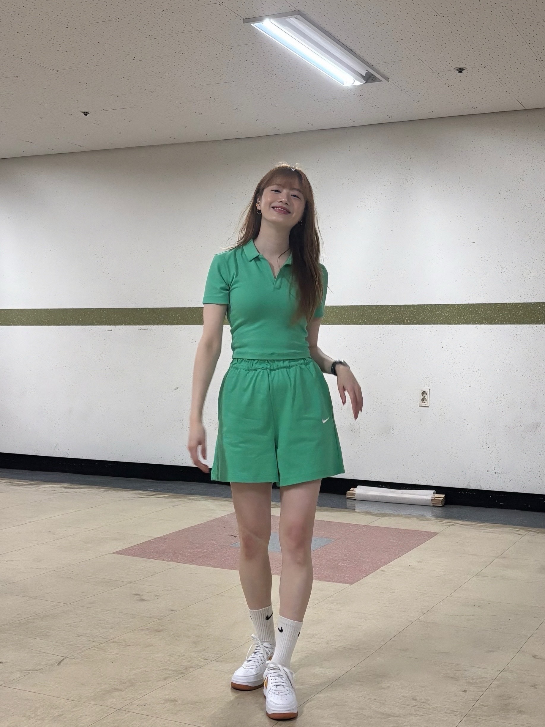 (W) Nike NSW Essential Short Sleeve Polo Top Spring Green - Asia, Nike Air Force 1 Low Retro QS University Gold 착용 스타일 - 1
