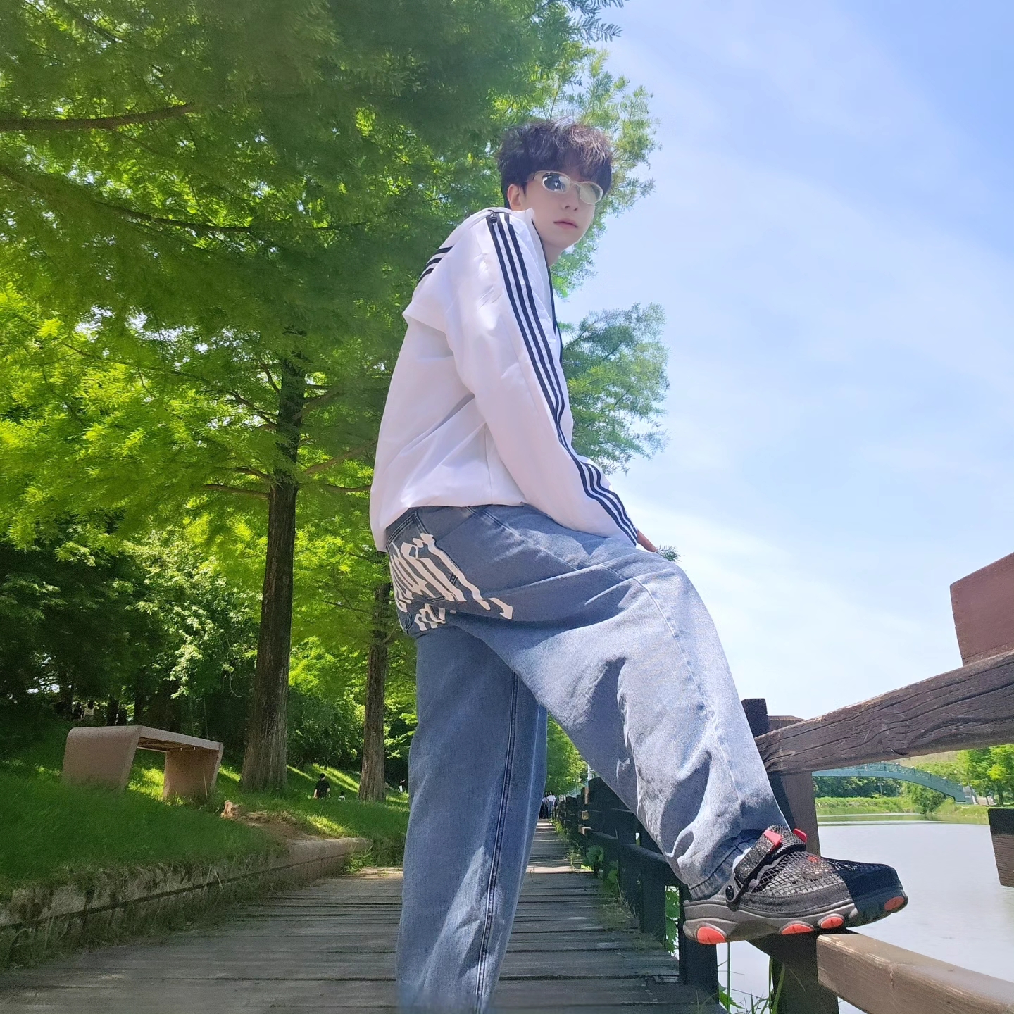 Adidas Essential 3S Woven Windbreaker Jacket White - KR Sizing, NOMANUAL Raw Vision Denim Pants White Blue 착용 스타일 - 5
