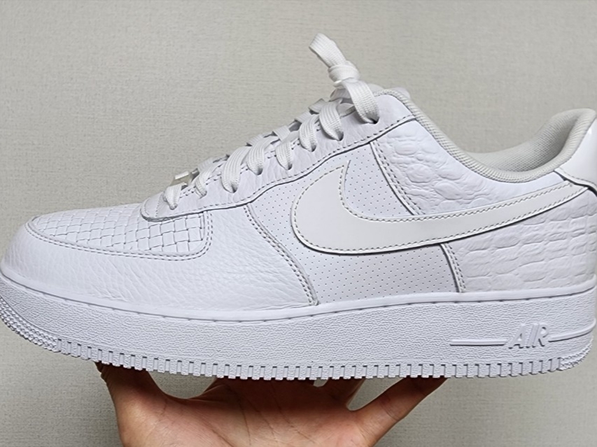 Nike Air Force 1 ’07 LX White 착용 스타일