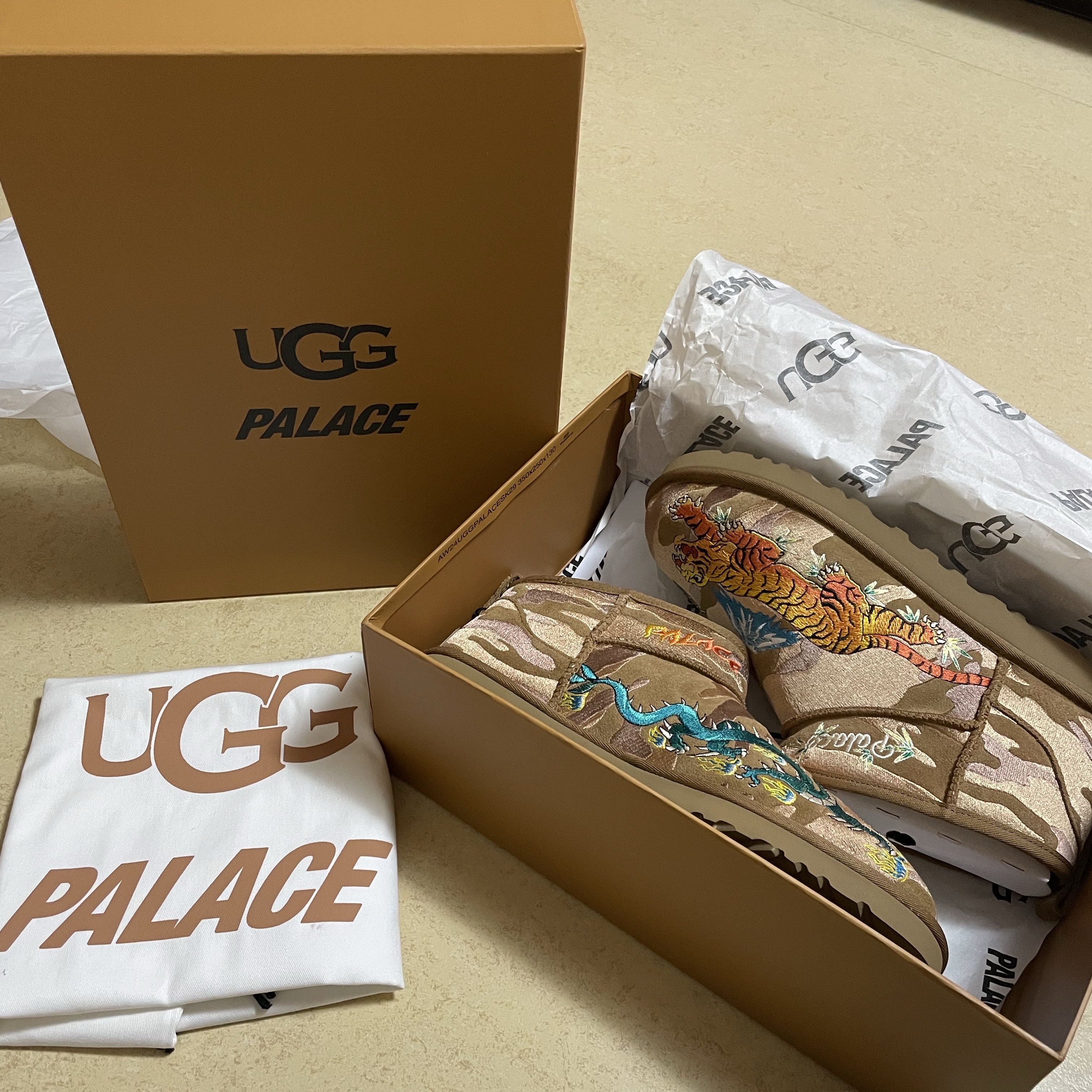 UGG x Palace Ultra Mini Boot Chestnut Camo 착용 스타일