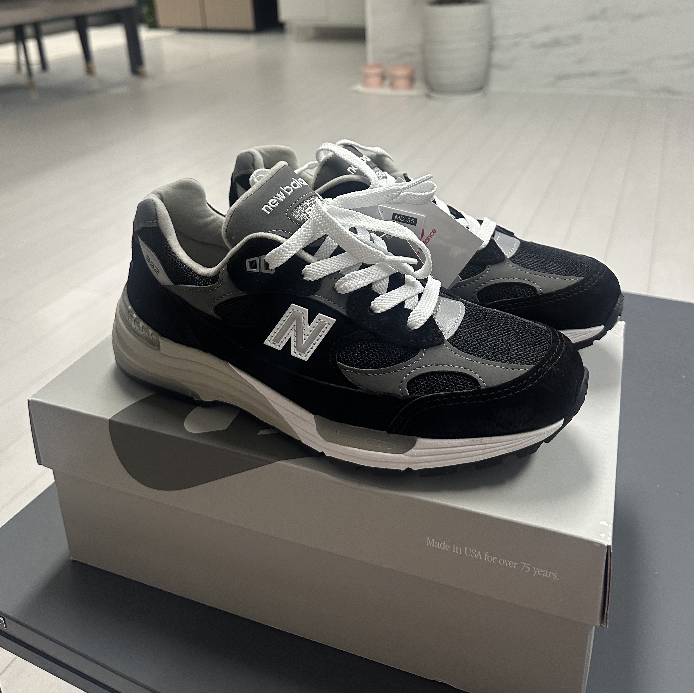 New Balance 992 Made in USA Core Black Grey 착용 스타일