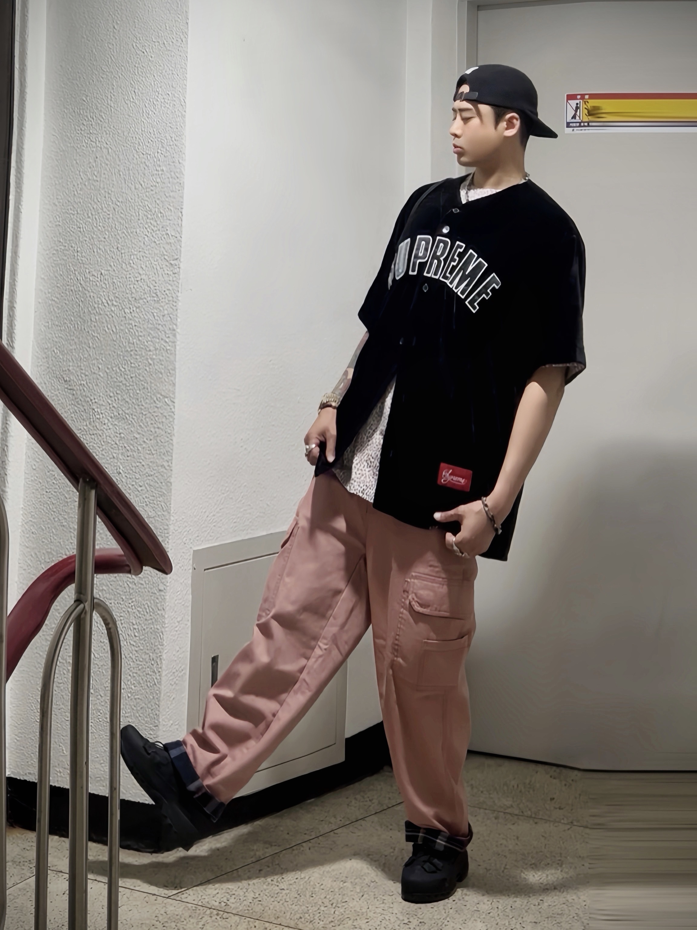 Supreme Harris Tweed Camp Cap Black - 25SS, Supreme Leopard Silk S/S Shirt Pink - 22SS 착용 스타일