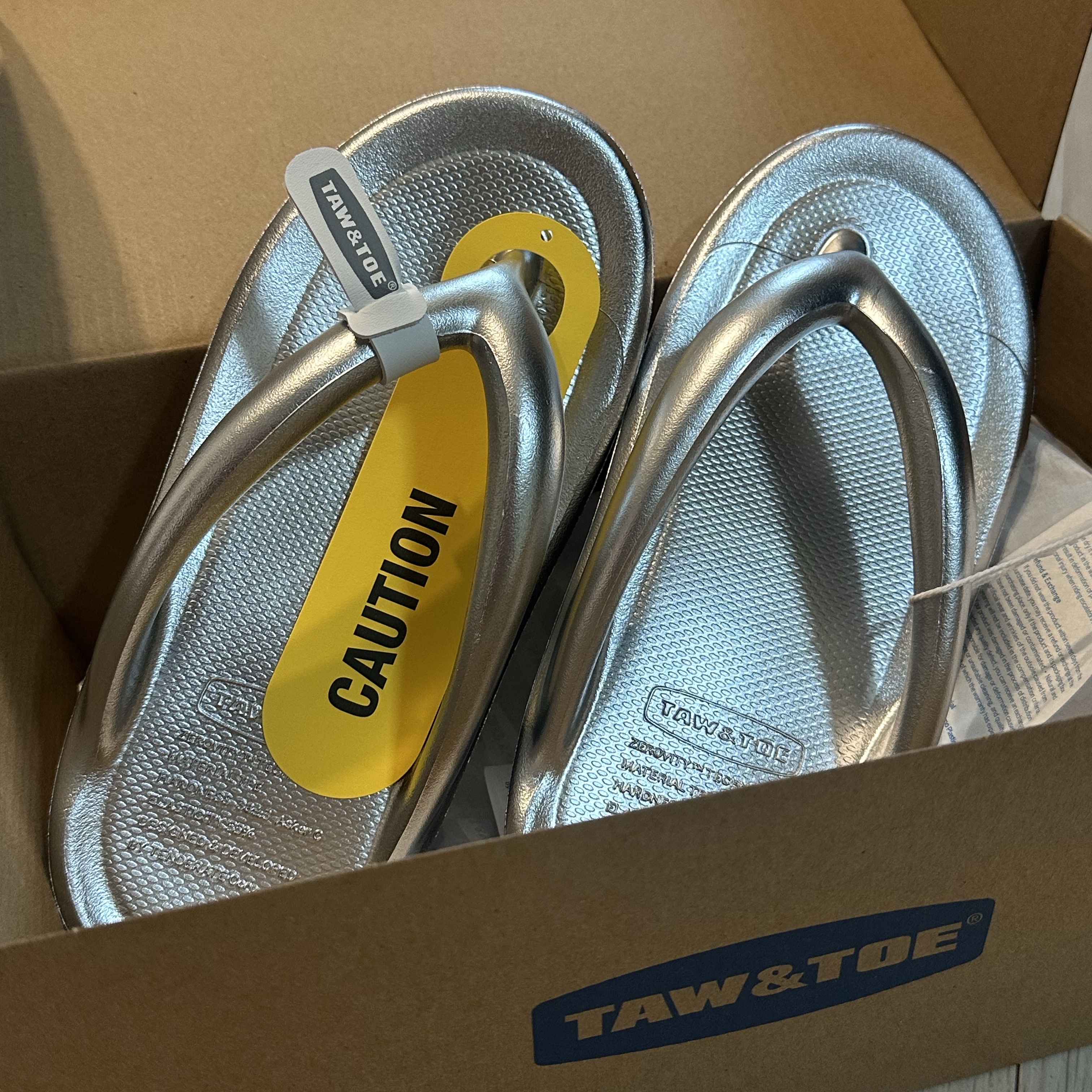 Taw&Toe Flip Flop Zerovity OG Metal Silver 착용 스타일