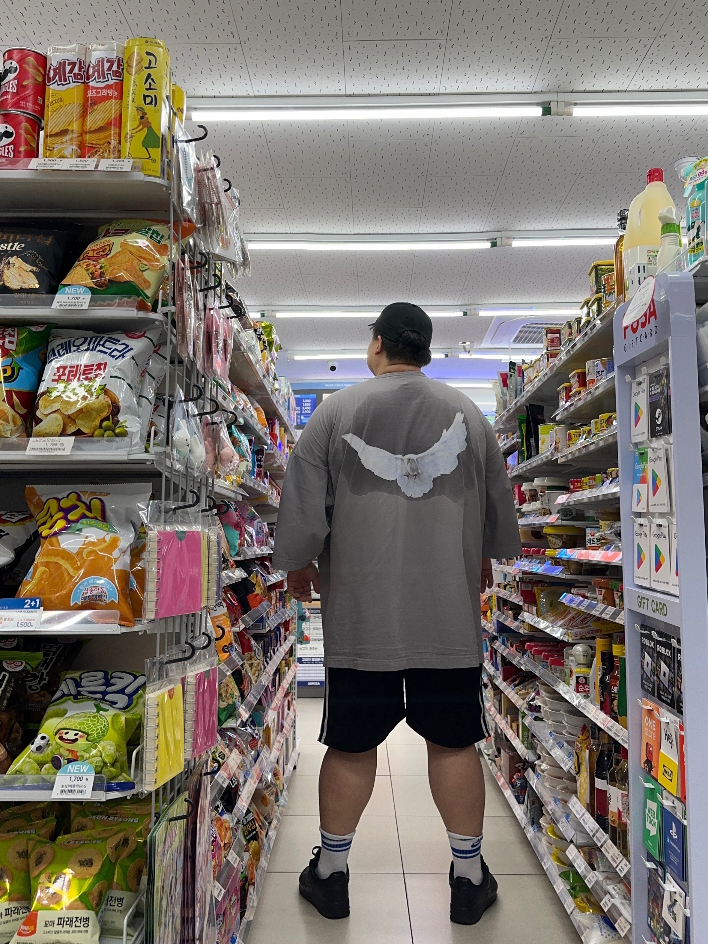 Yeezy Gap Engineered By Balenciaga Dove 3/4 Sleeve T-Shirt Grey, Nike Air Force 1 '07 Low Triple Black 착용 스타일