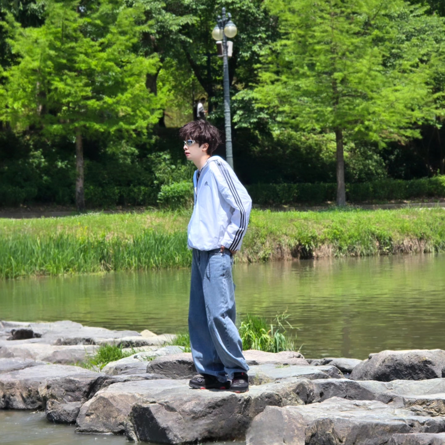 Adidas Essential 3S Woven Windbreaker Jacket White - KR Sizing, NOMANUAL Raw Vision Denim Pants White Blue 착용 스타일 - 1