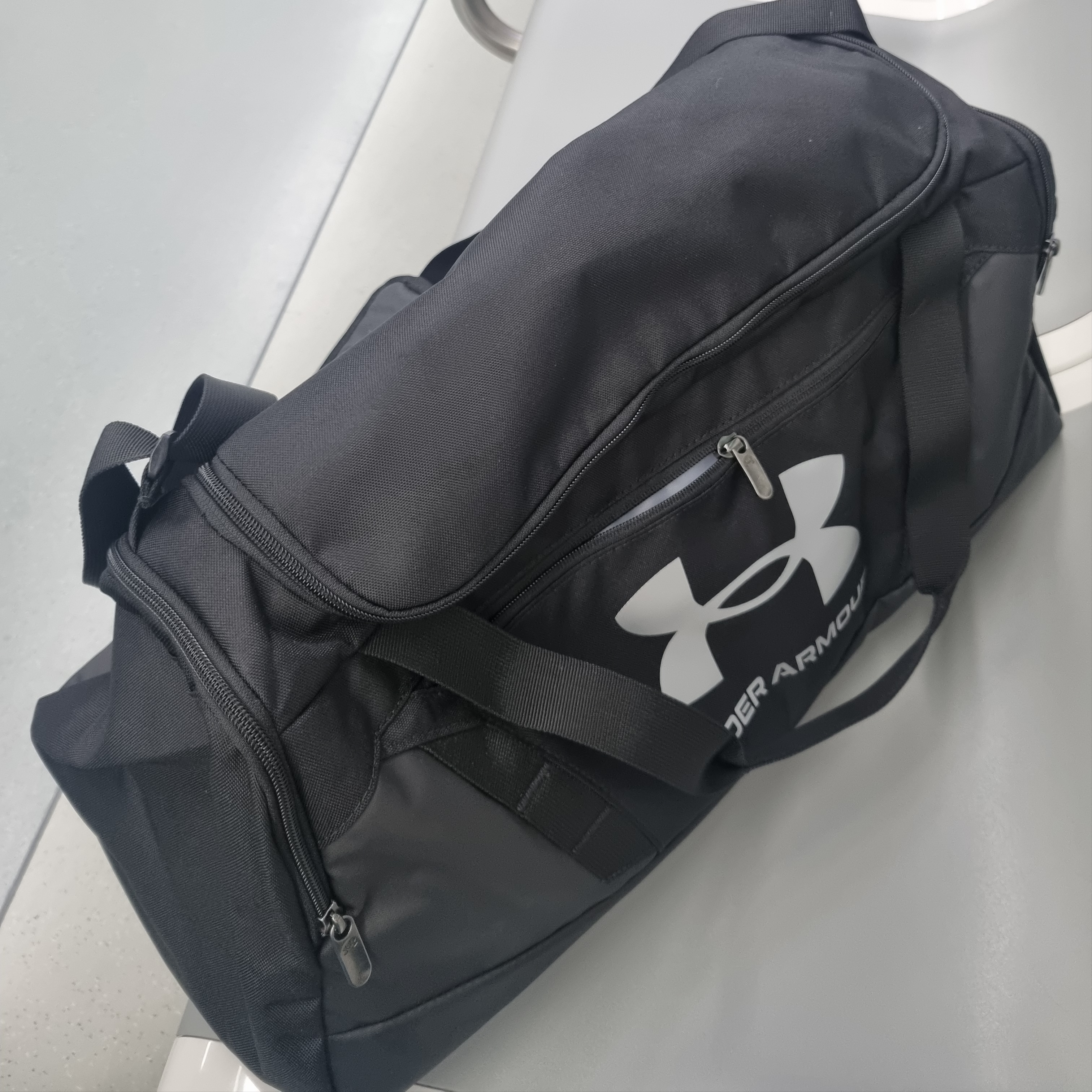 Under Armour Undeniable 5.0 Small Duffle Bag Black Metallic Silver 착용 스타일