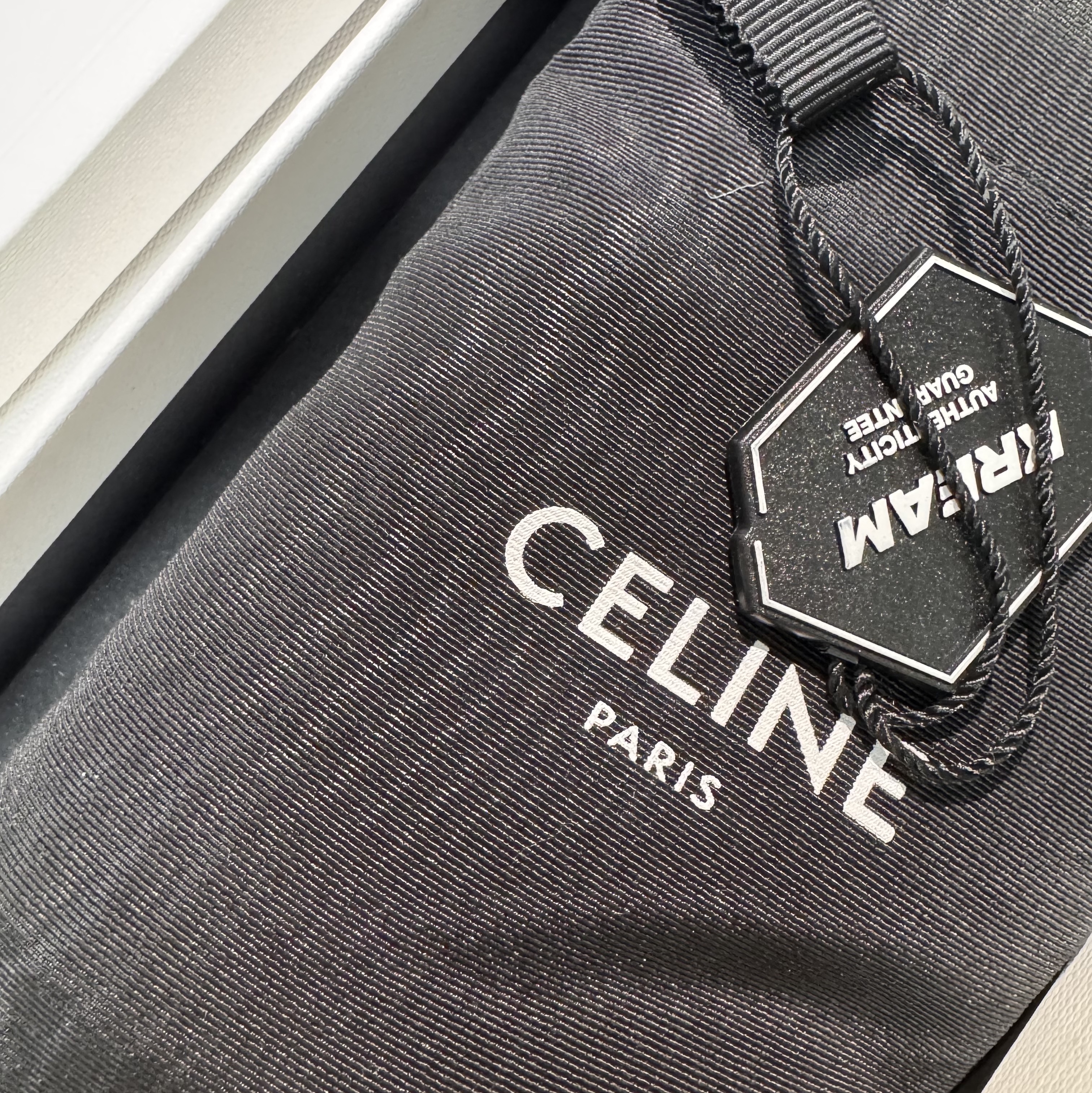 Celine Card Holder with Flap in Shiny Calfskin Black 착용 스타일 - 2