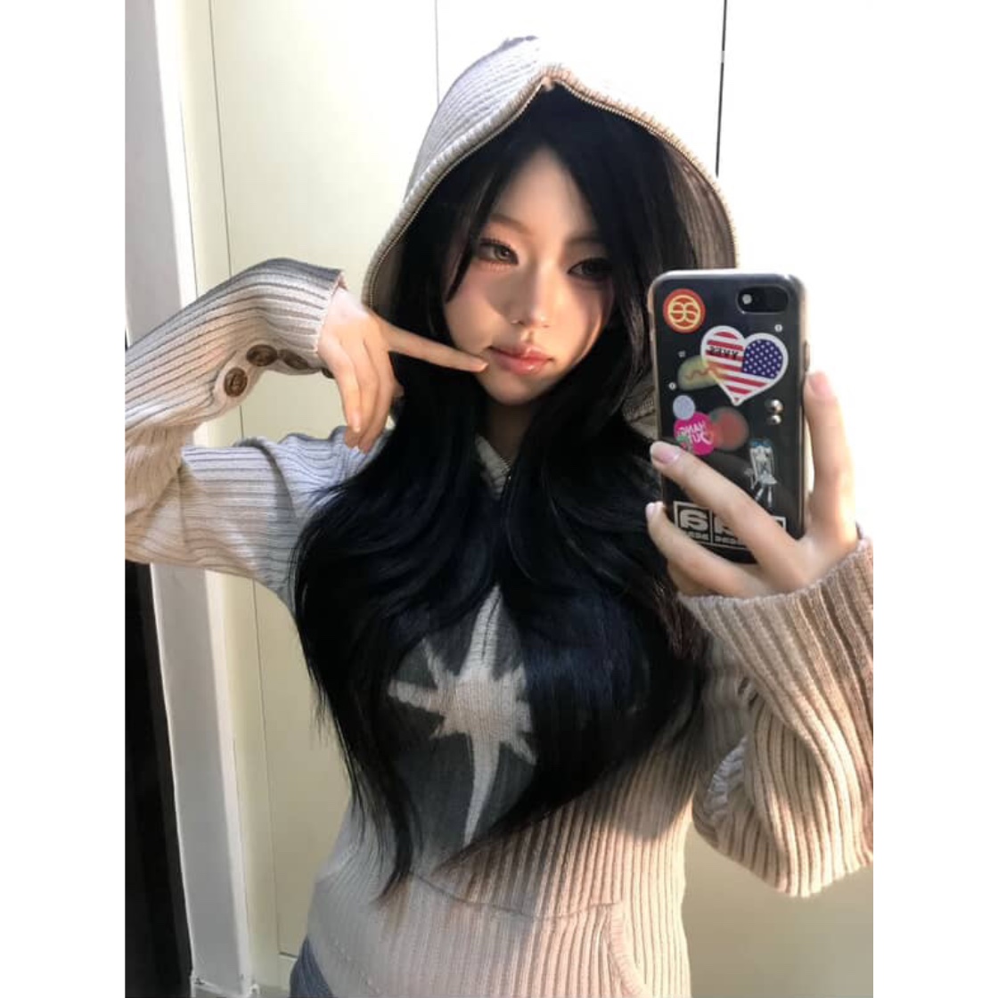 Smokeastar Sprayed Star Knit Hoodie Beige 착용 스타일 - 1