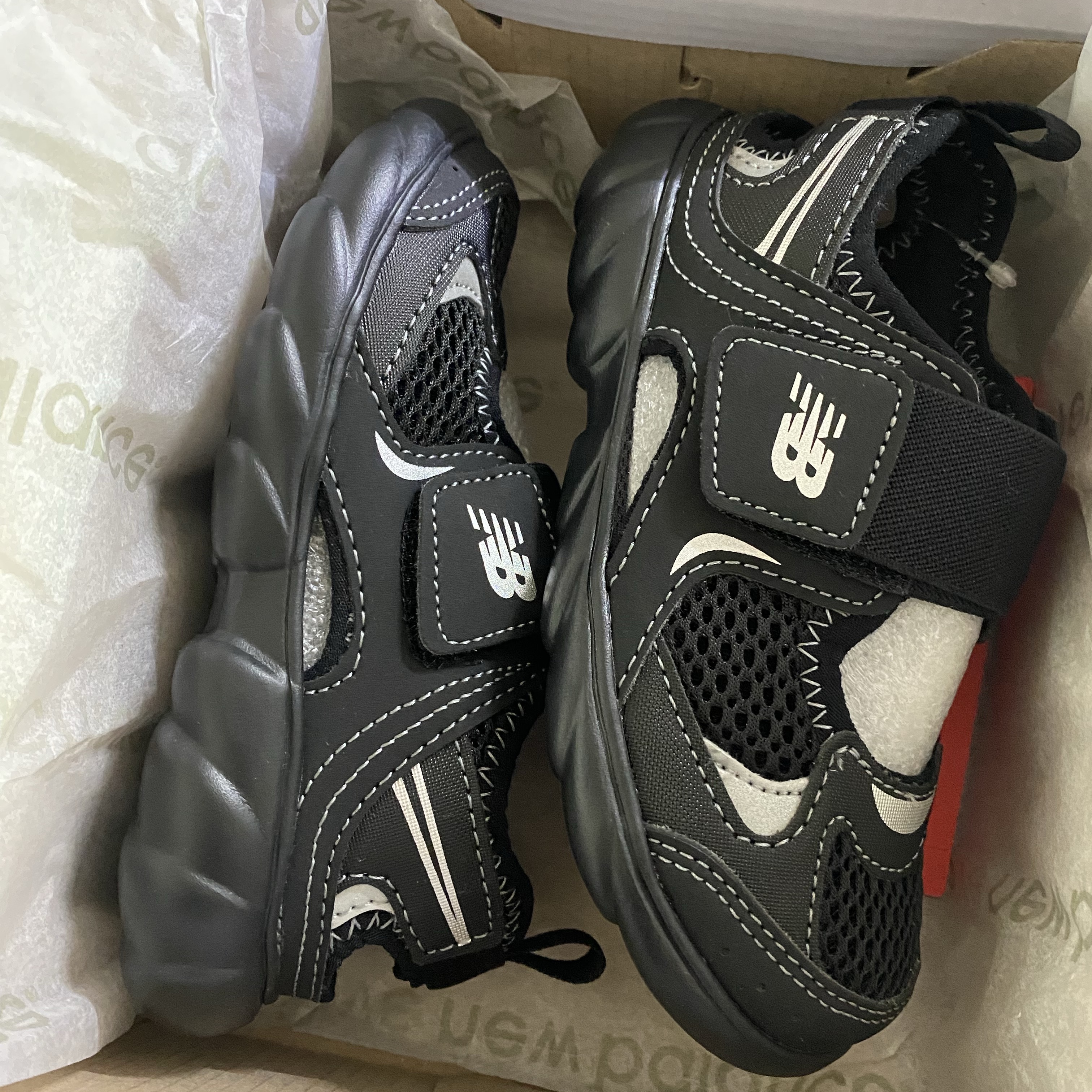(Kids) New Balance Freedle 920 Sandal Black 착용 스타일