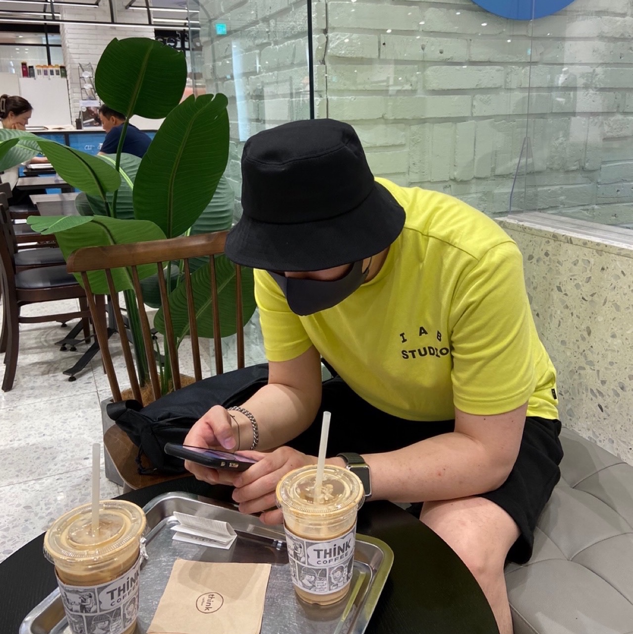 IAB Studio x Asics T-Shirt Lime 착용 스타일