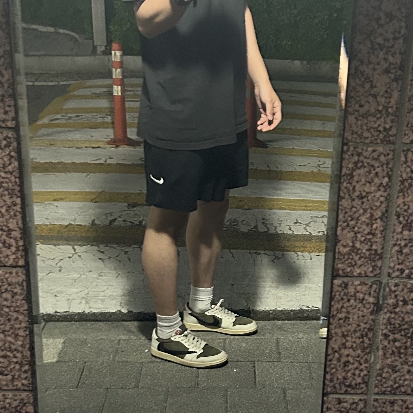 Jordan 1 x Travis Scott Retro Low OG SP Reverse Olive 착용 스타일 - 4