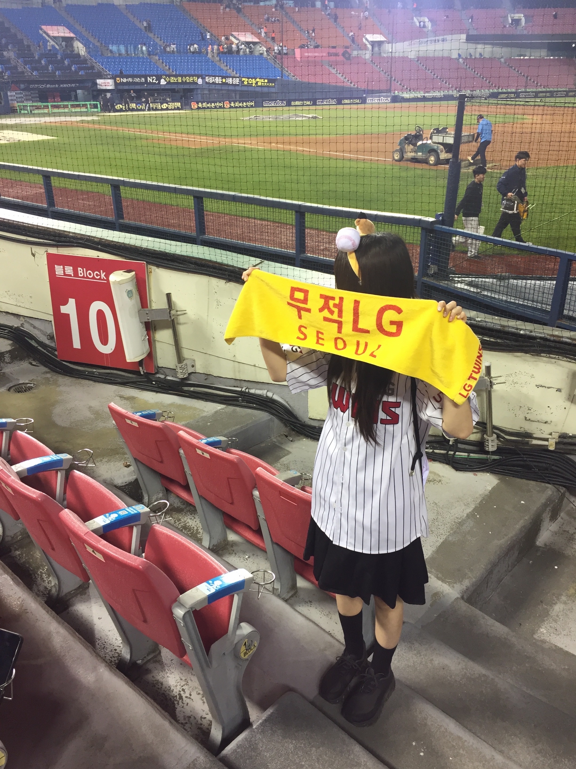 LG Twins x Gosimperson Gym Sack White, On Running x Post Archive Faction (Paf) Cloudmonster 2 Thorn Brown 착용 스타일 - 2