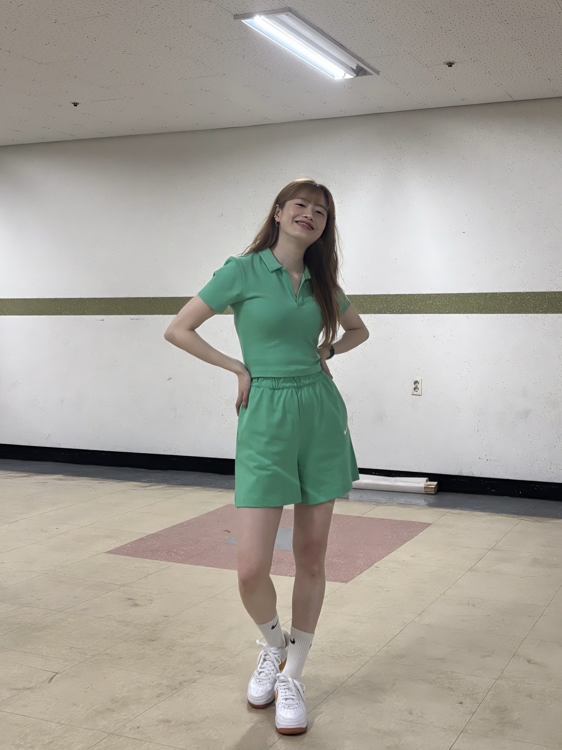 (W) Nike NSW Essential Short Sleeve Polo Top Spring Green - Asia, Nike Air Force 1 Low Retro QS University Gold 착용 스타일 - 3