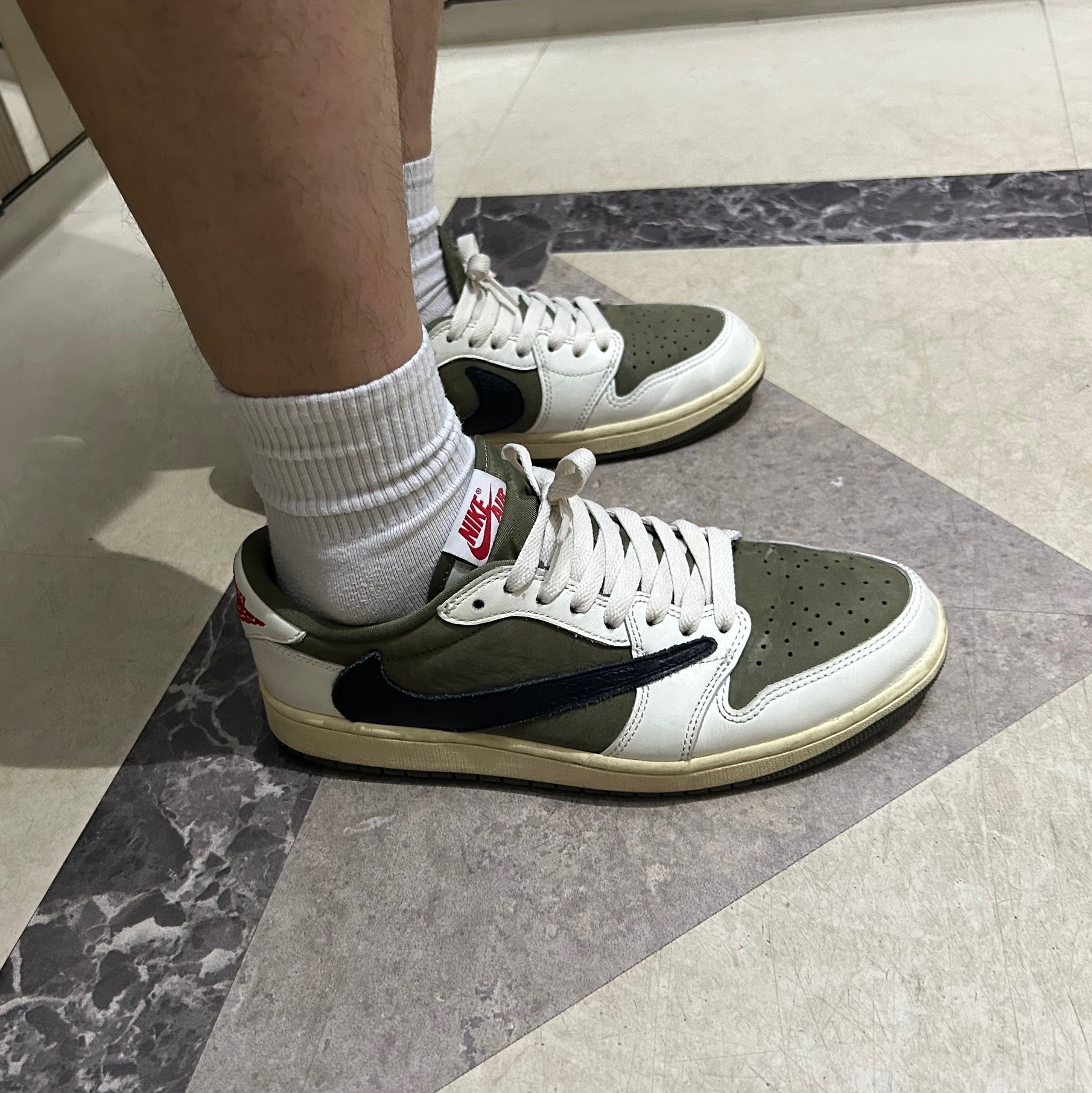 Jordan 1 x Travis Scott Retro Low OG SP Reverse Olive 착용 스타일 - 2