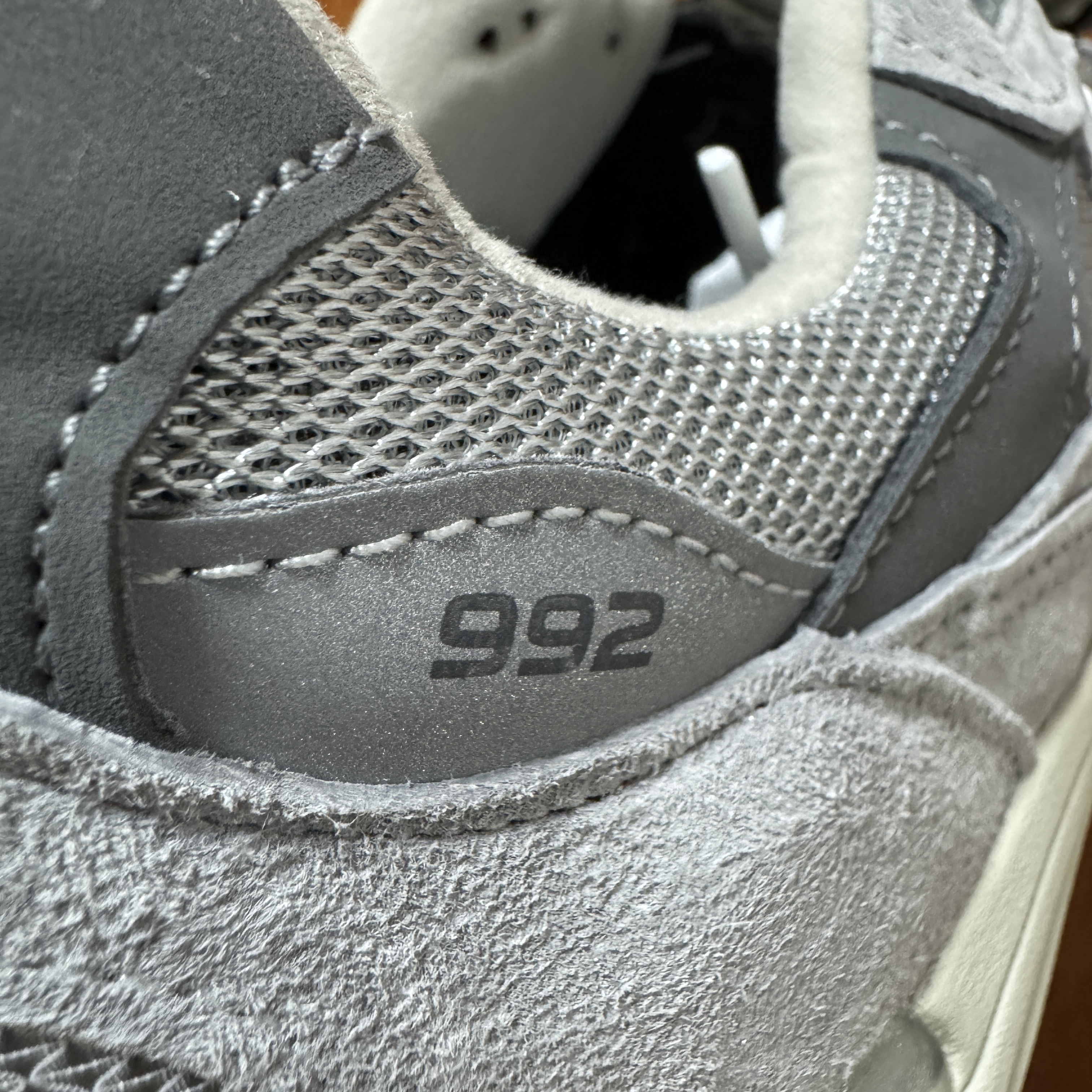 New Balance 992 Made in USA Core Grey Silver Metallic 착용 스타일 - 4