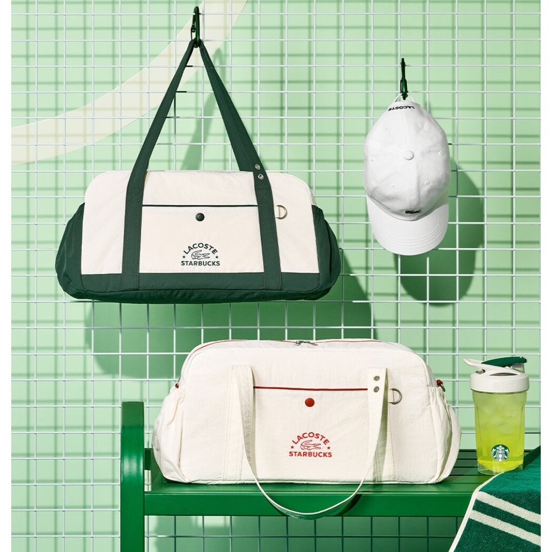 Starbucks  x Lacoste Wide Folding Chair Green, Starbucks x Lacoste Trent Towel Green 착용 스타일 - 3