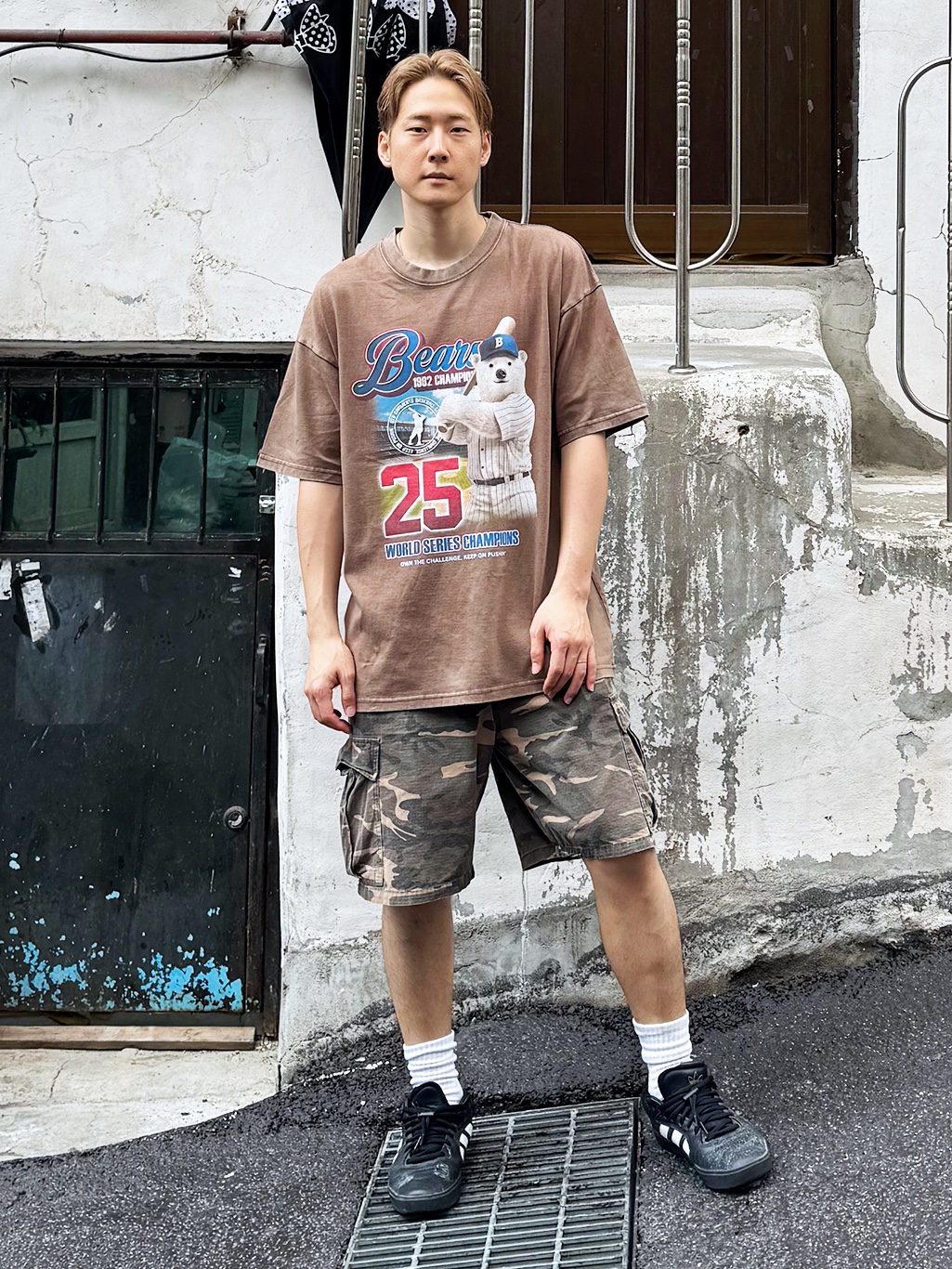 QT8 GARMENTS Bear Champ AQ Washed Tee Brown, QT8 GARMENTS BN Camo Ripstop Cargo Shorts Khaki 착용 스타일 - 2