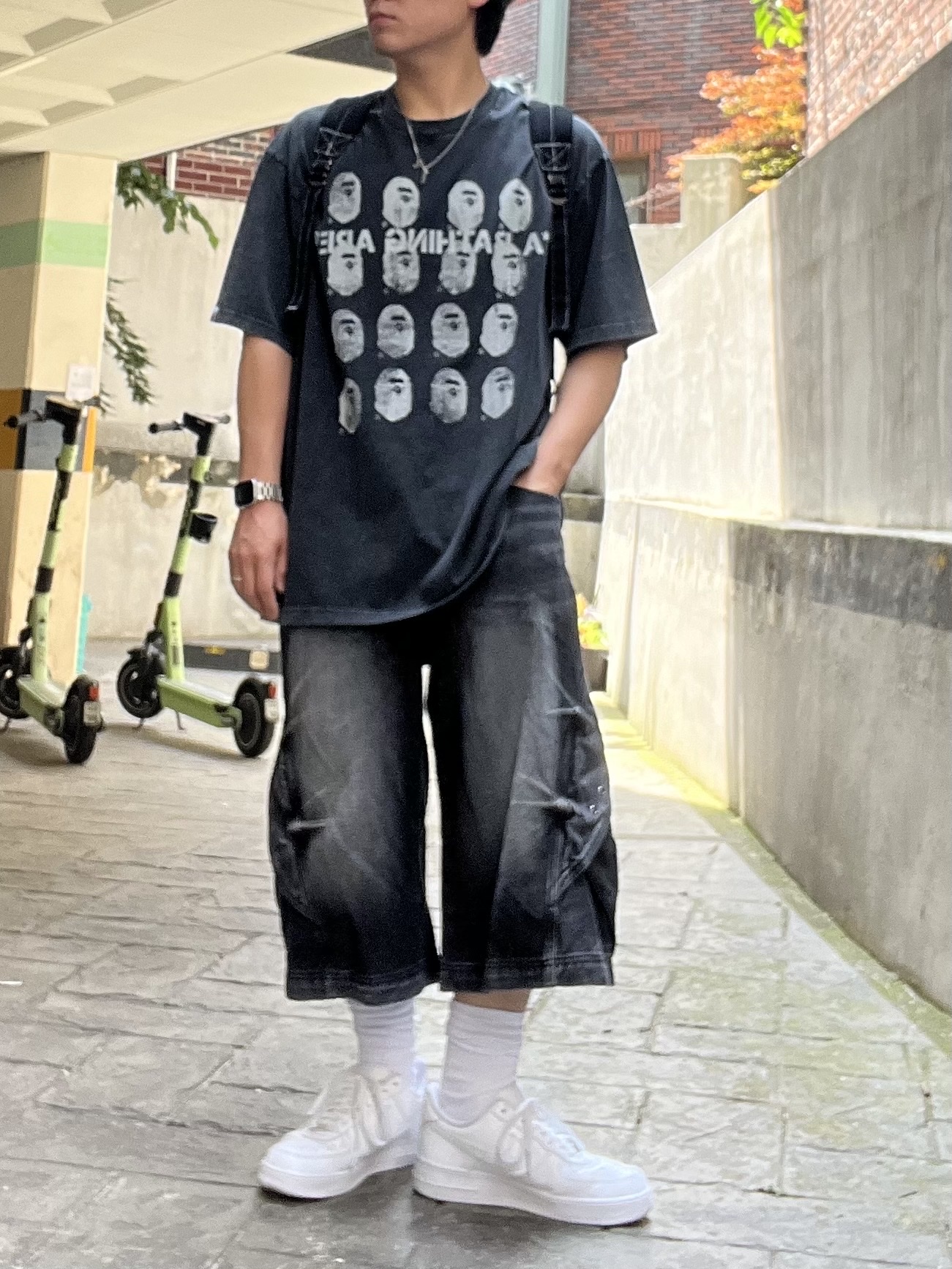 BAPE Garment Dye Logo Relaxed Fit T-Shirt Black, Nike Air Force 1 '07 Low White 착용 스타일