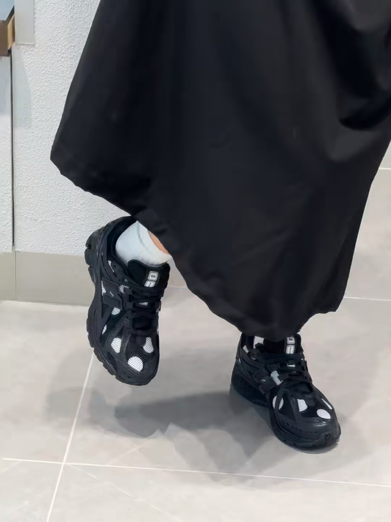 New Balance 1906R Polka Dot Black 착용 스타일 - 1