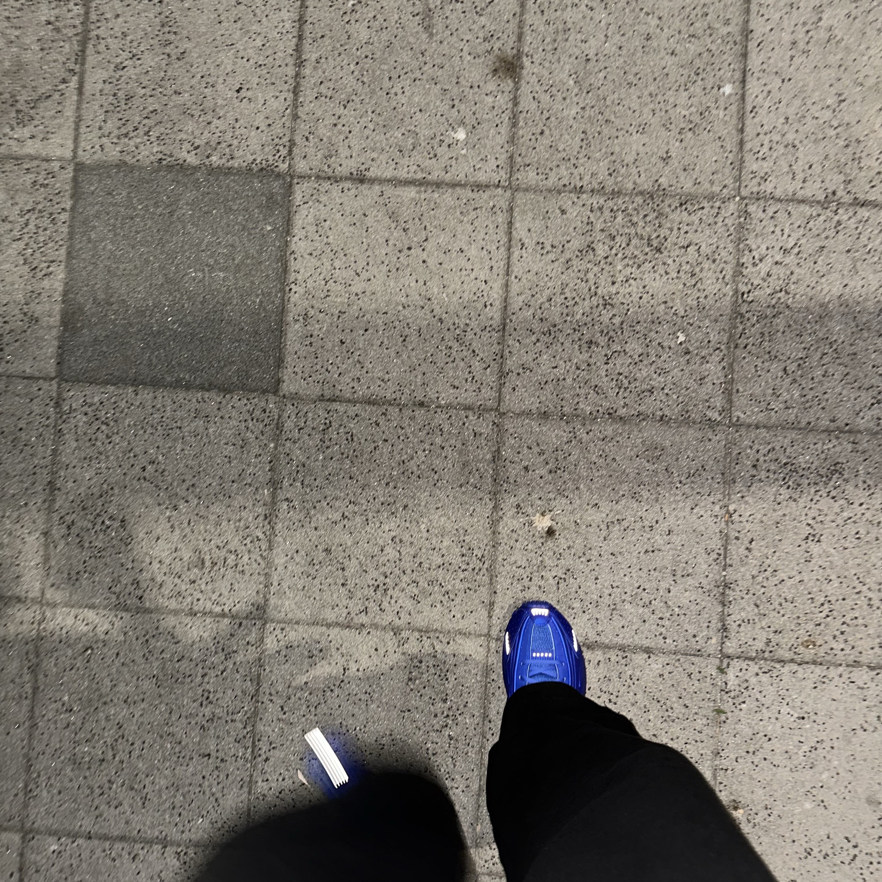 (W) Nike Shox R4 Racer Blue and Metallic Silver 착용 스타일 - 3