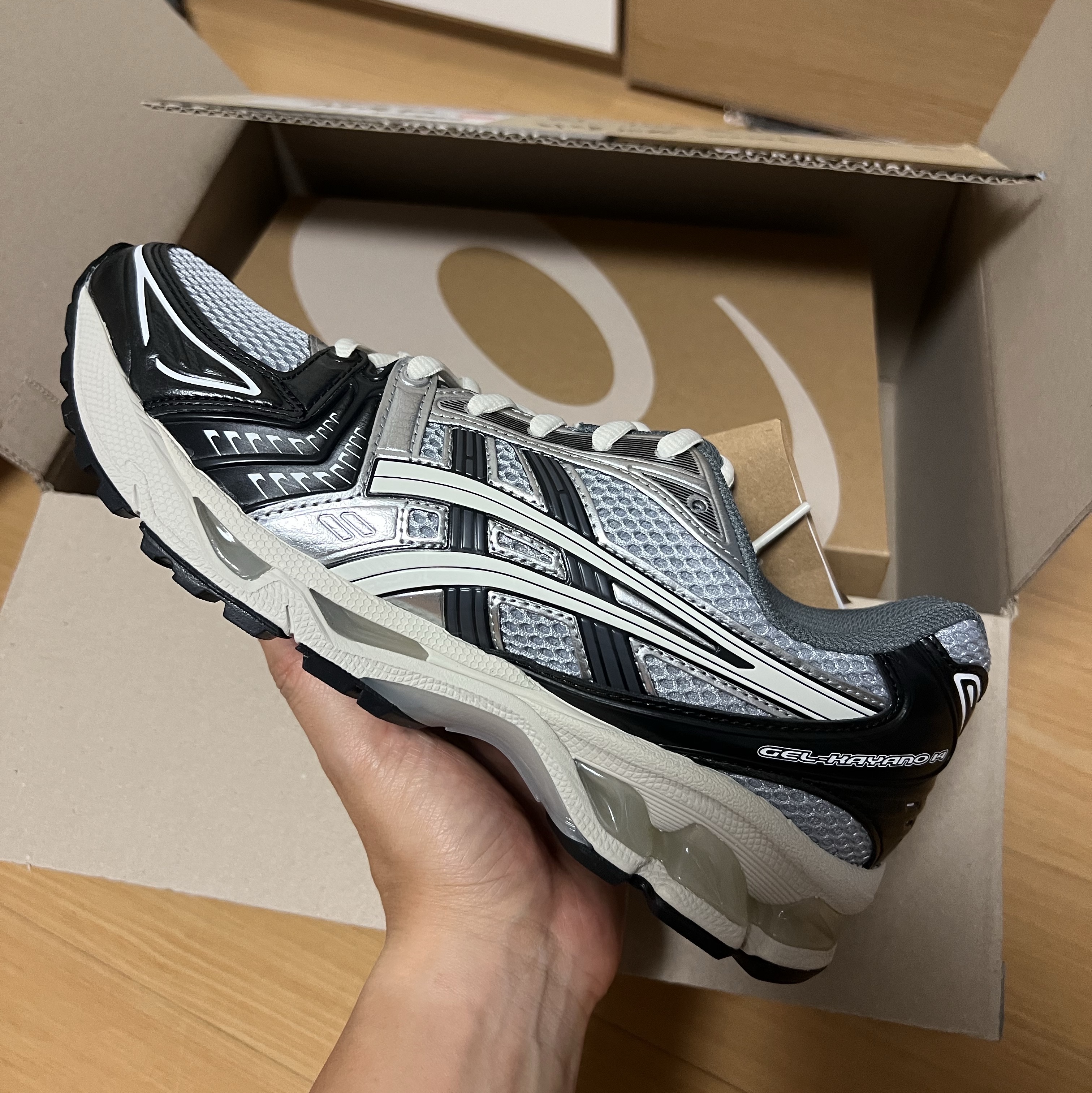Asics Gel-Kayano 14 Black Glacier Grey 착용 스타일