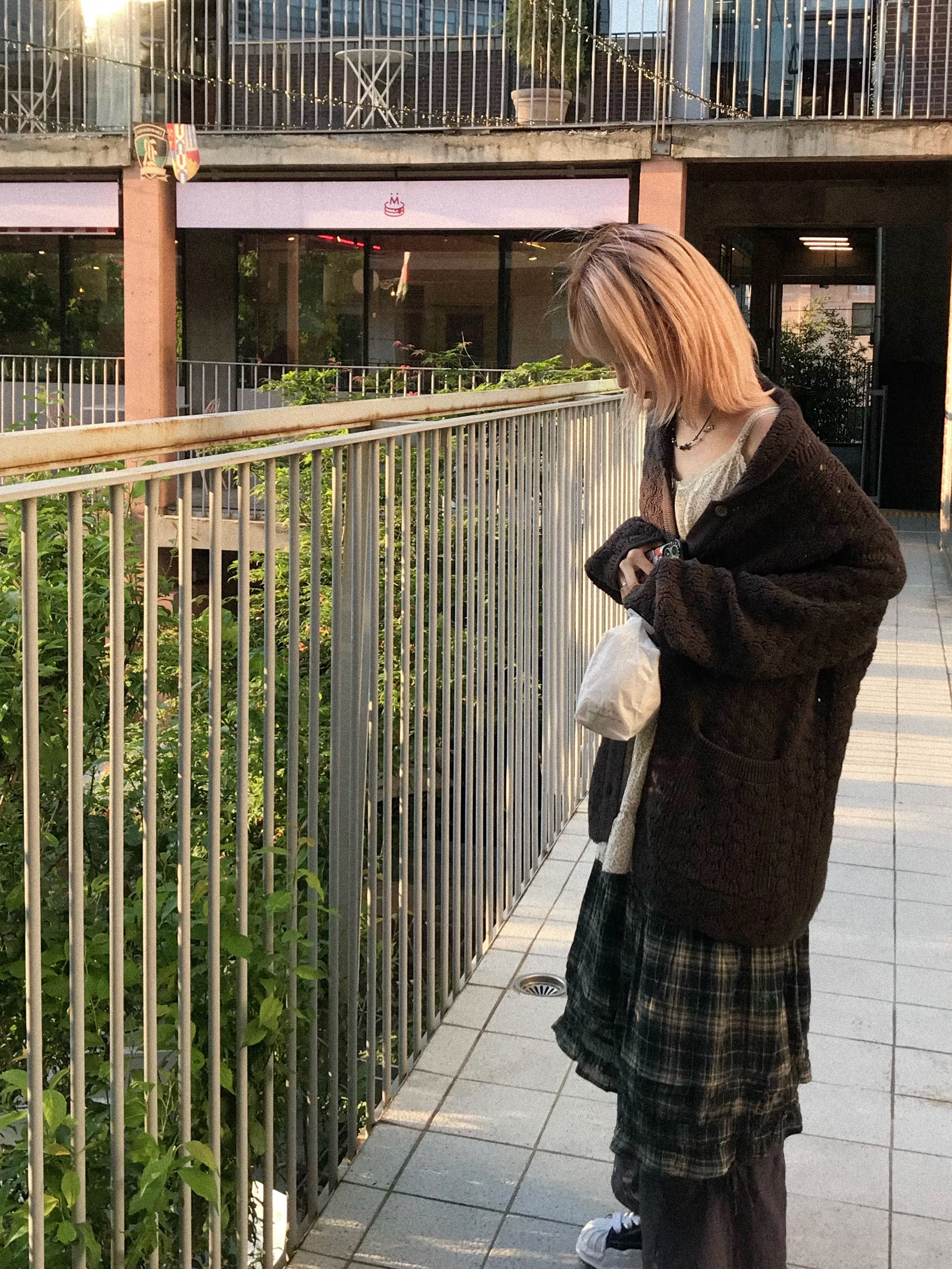 COYSEIO Shirring Midi Skirt Check, Maison Mihara Yasuhiro Blakey OG Sole Canvas Low-top Sneakers Black White 착용 스타일 - 4