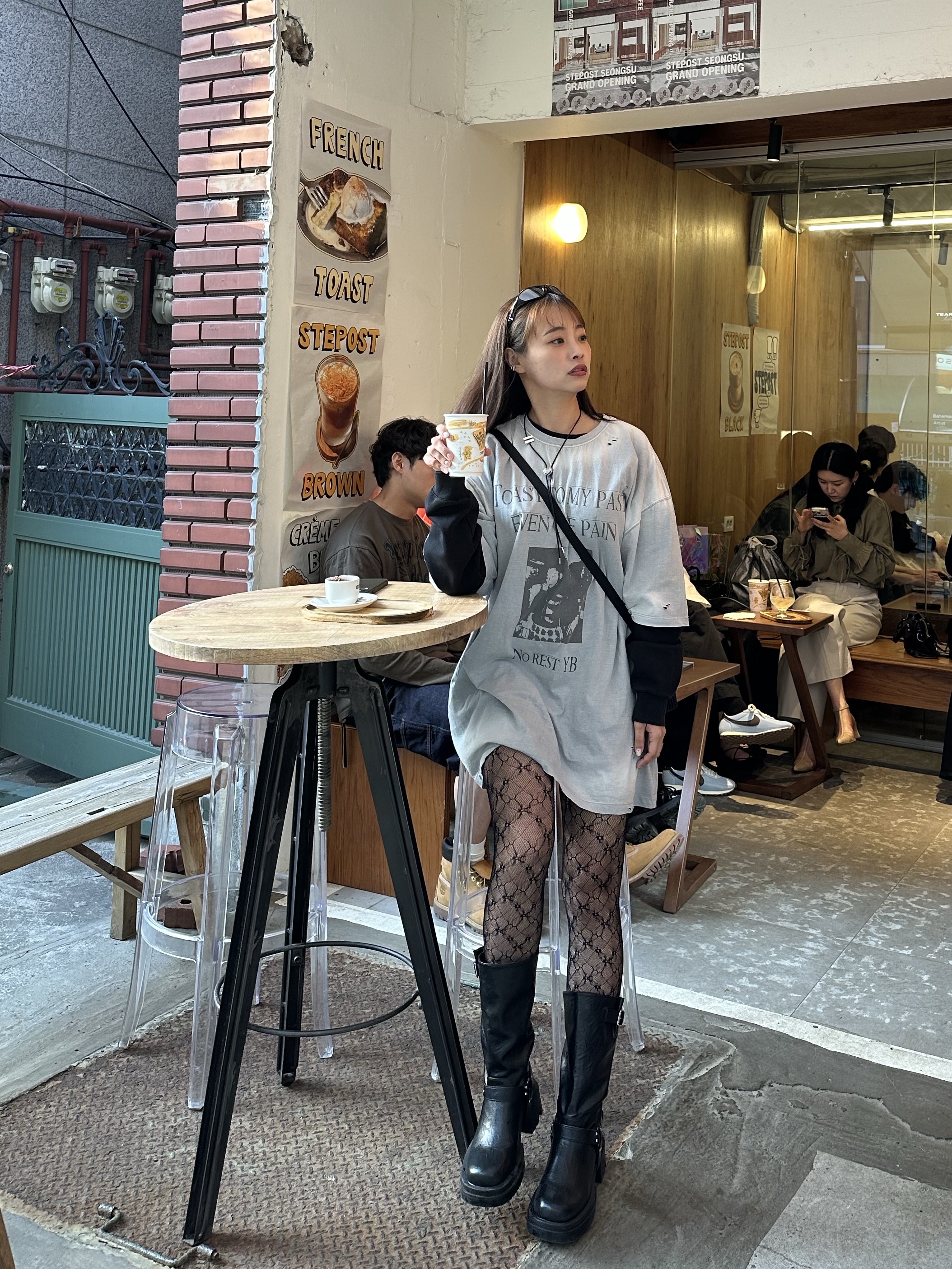 TOAST TO MY PAST YB VINTAGE T-SHIRT - LIGHT GRAY, Supreme Shoulder Bag Black - 24SS 착용 스타일 - 4