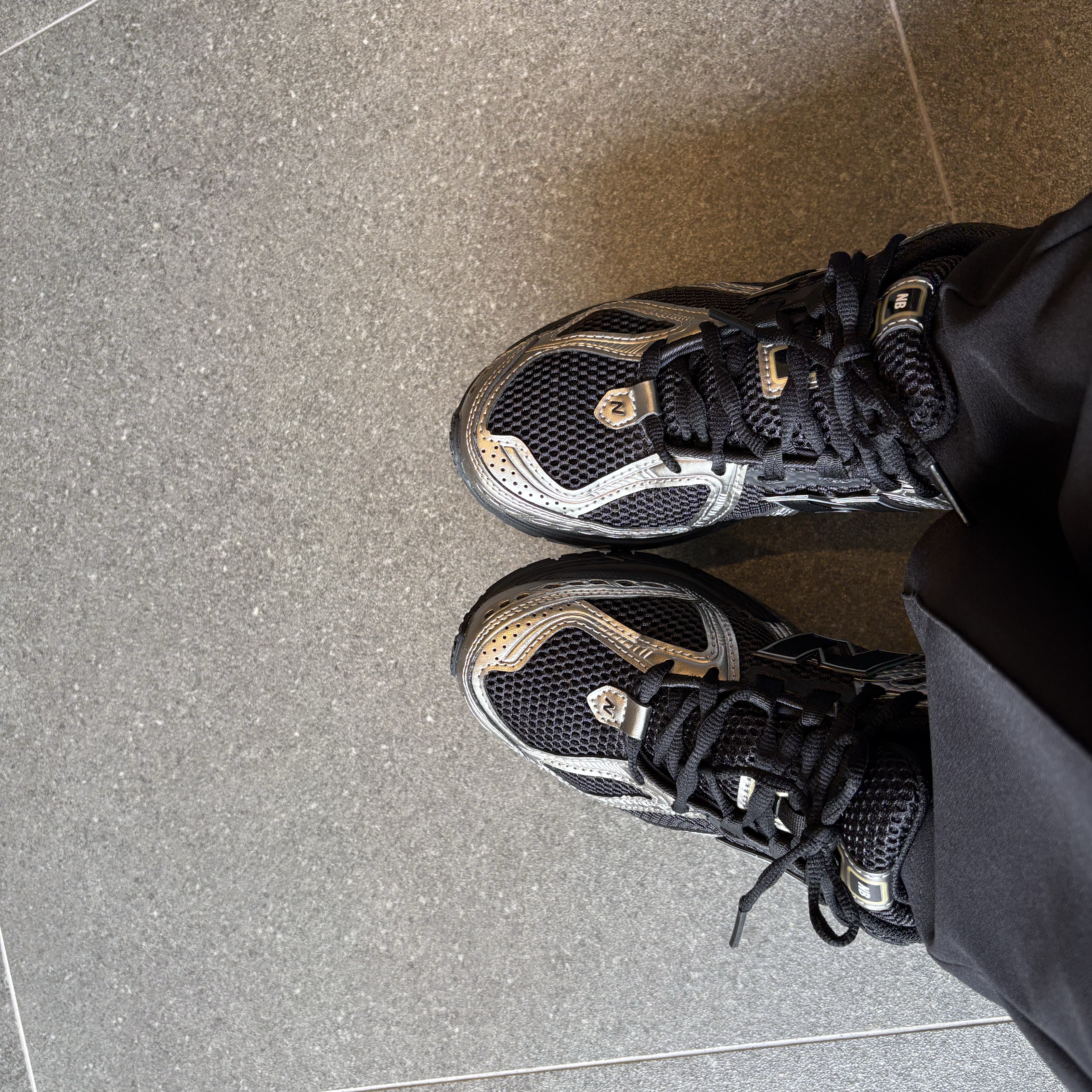 New Balance 1906R Black Grey 착용 스타일 - 2