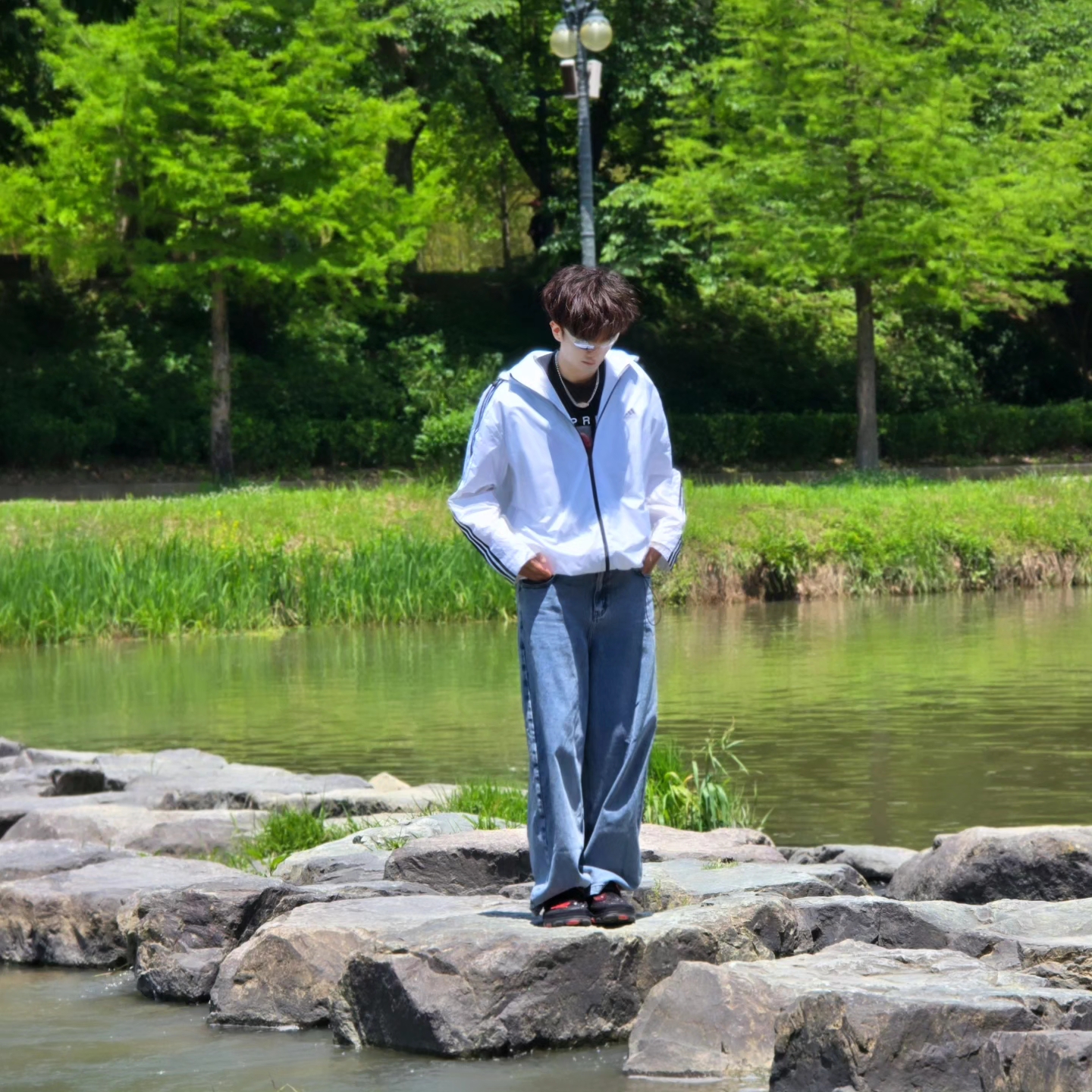 Adidas Essential 3S Woven Windbreaker Jacket White - KR Sizing, NOMANUAL Raw Vision Denim Pants White Blue 착용 스타일 - 2