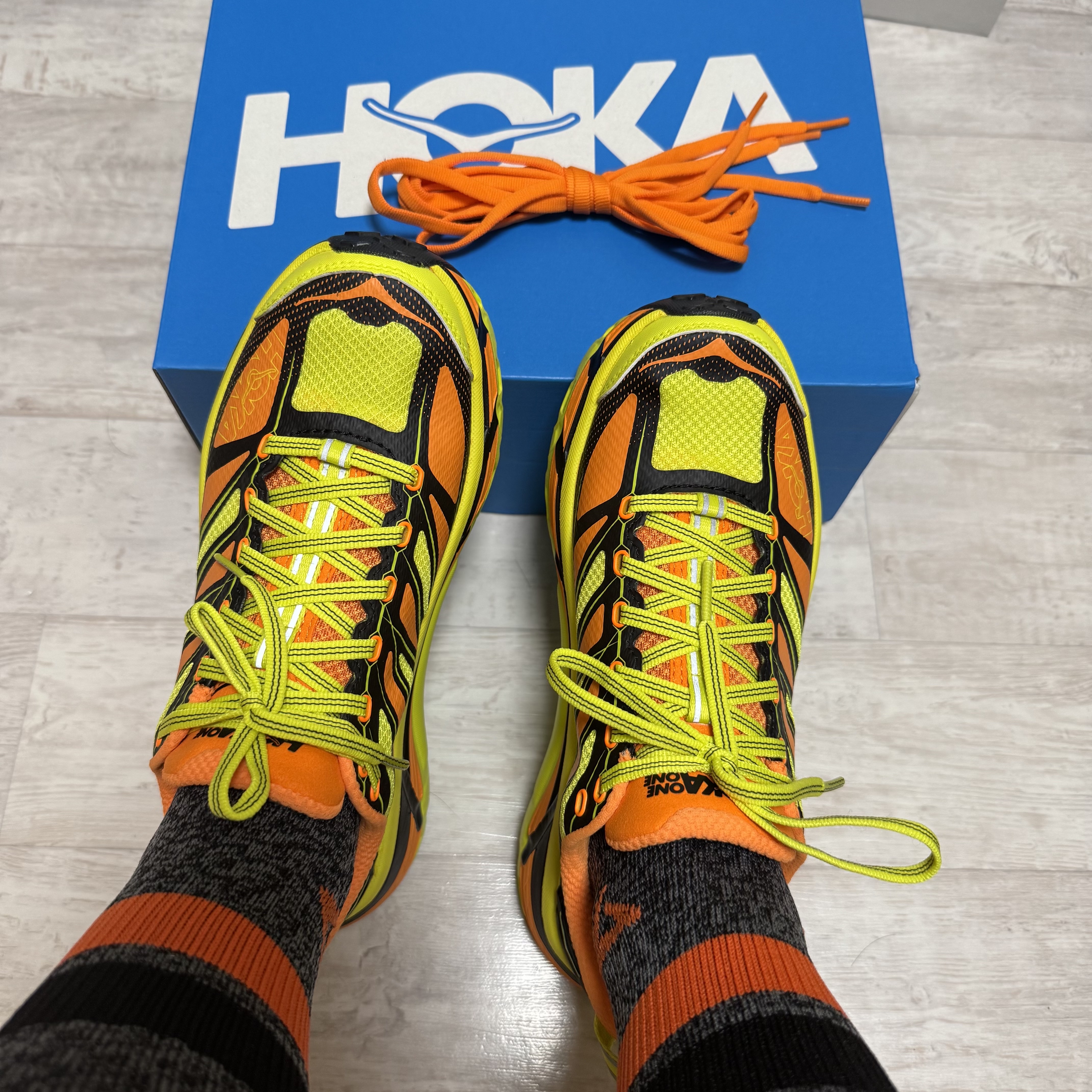 Hoka Mafate Speed 2 Electric Tangerine Citrus 착용 스타일 - 2