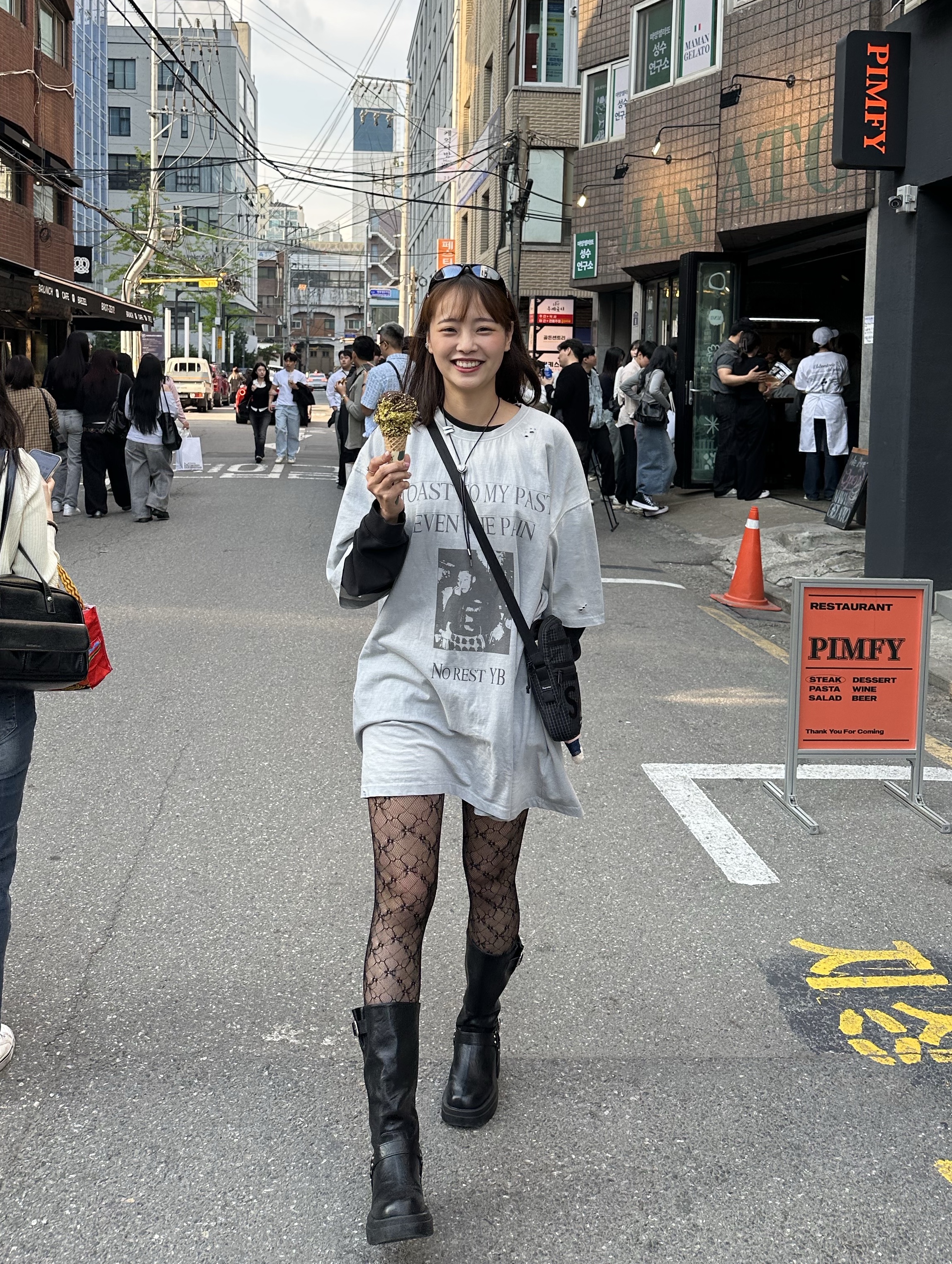 TOAST TO MY PAST YB VINTAGE T-SHIRT - LIGHT GRAY, Supreme Shoulder Bag Black - 24SS 착용 스타일 - 1