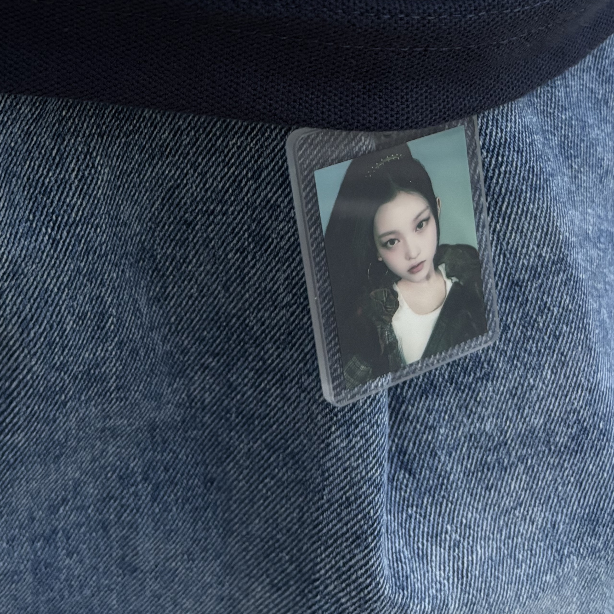 NewJeans How Sweet Acrylic Photo Keyring Haerin 착용 스타일 - 2